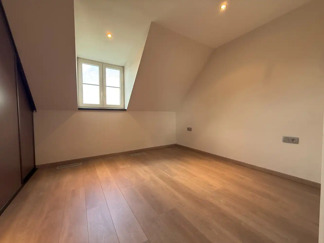 TE HUUR : PRACHTIGE WONING MET 5 SLAAPKAMERS EN 2 BADKAMERS foto 23