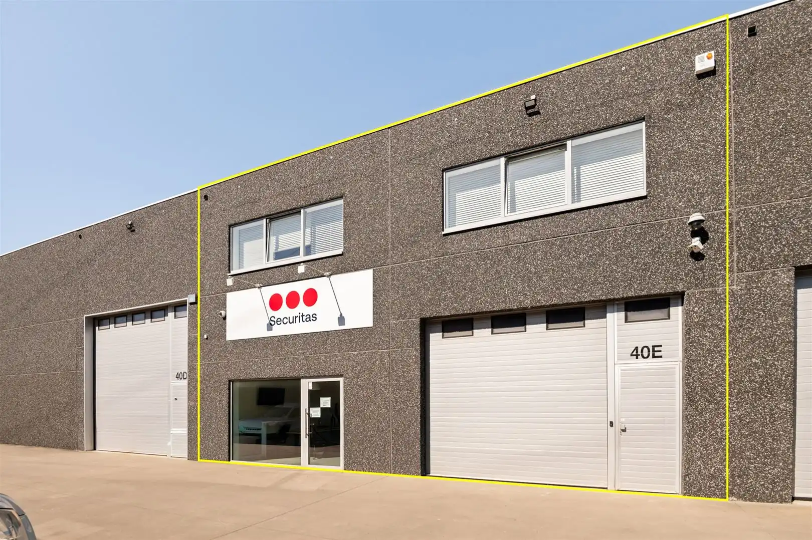 Magazijn met kantoren te koop langs R4 in Merelbeke-Melle foto {{pictureIndex}}