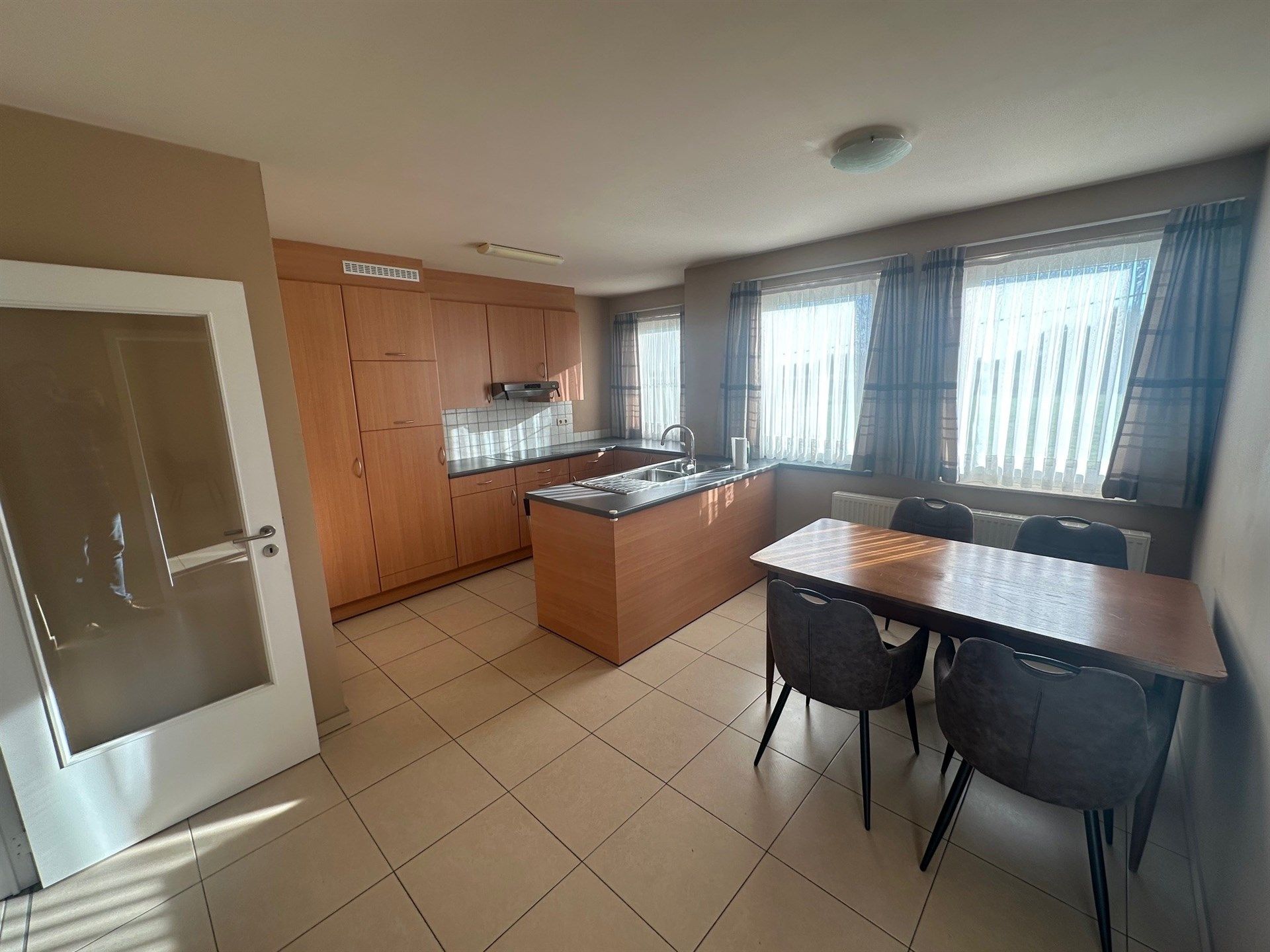 Zeer mooi gelegen ruim villa appartement met garage achteraan in de tuin. foto 4