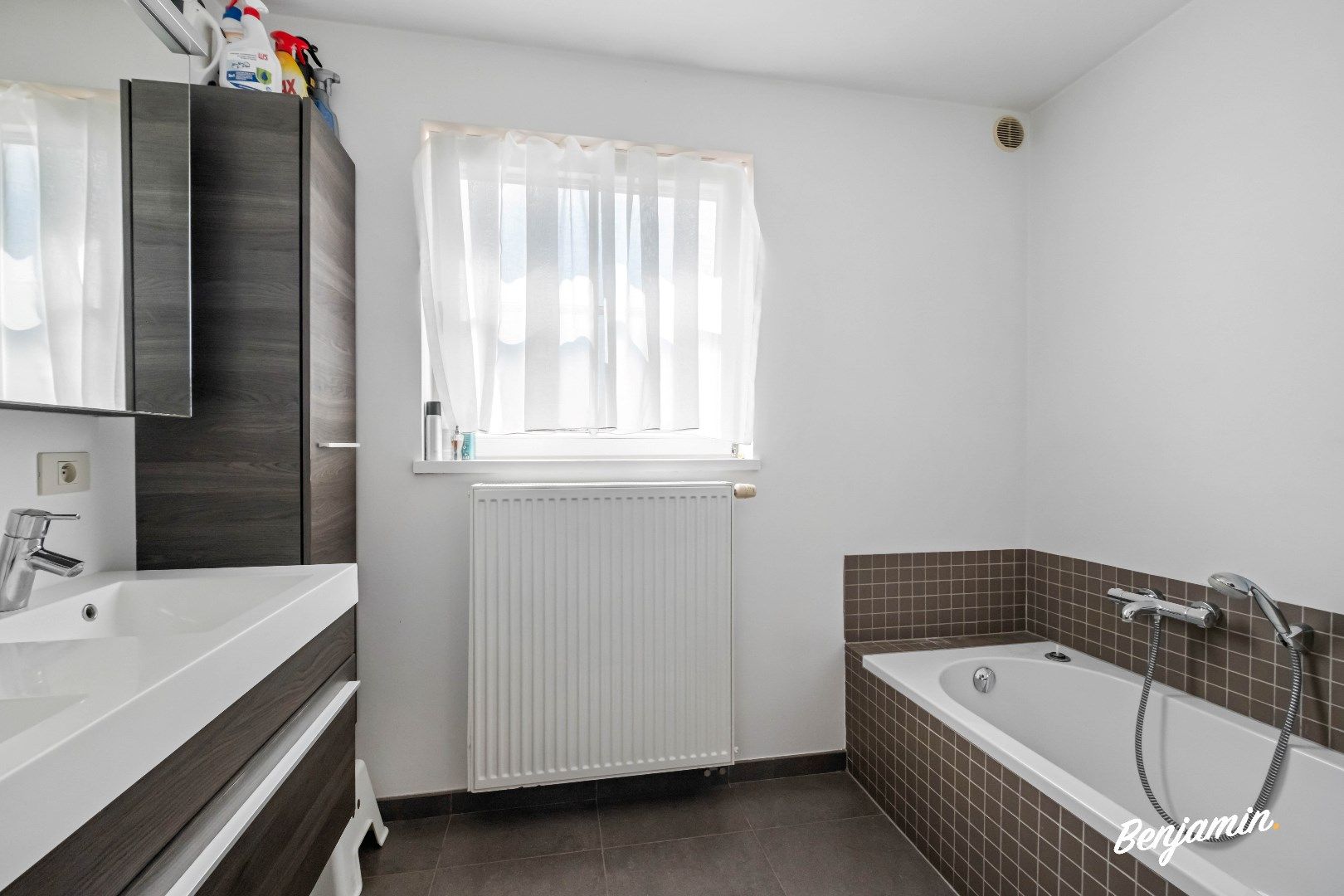 Recente, instapklare woning met 4 slaapkamers, tuin en carport in Kortrijk-centrum foto 16