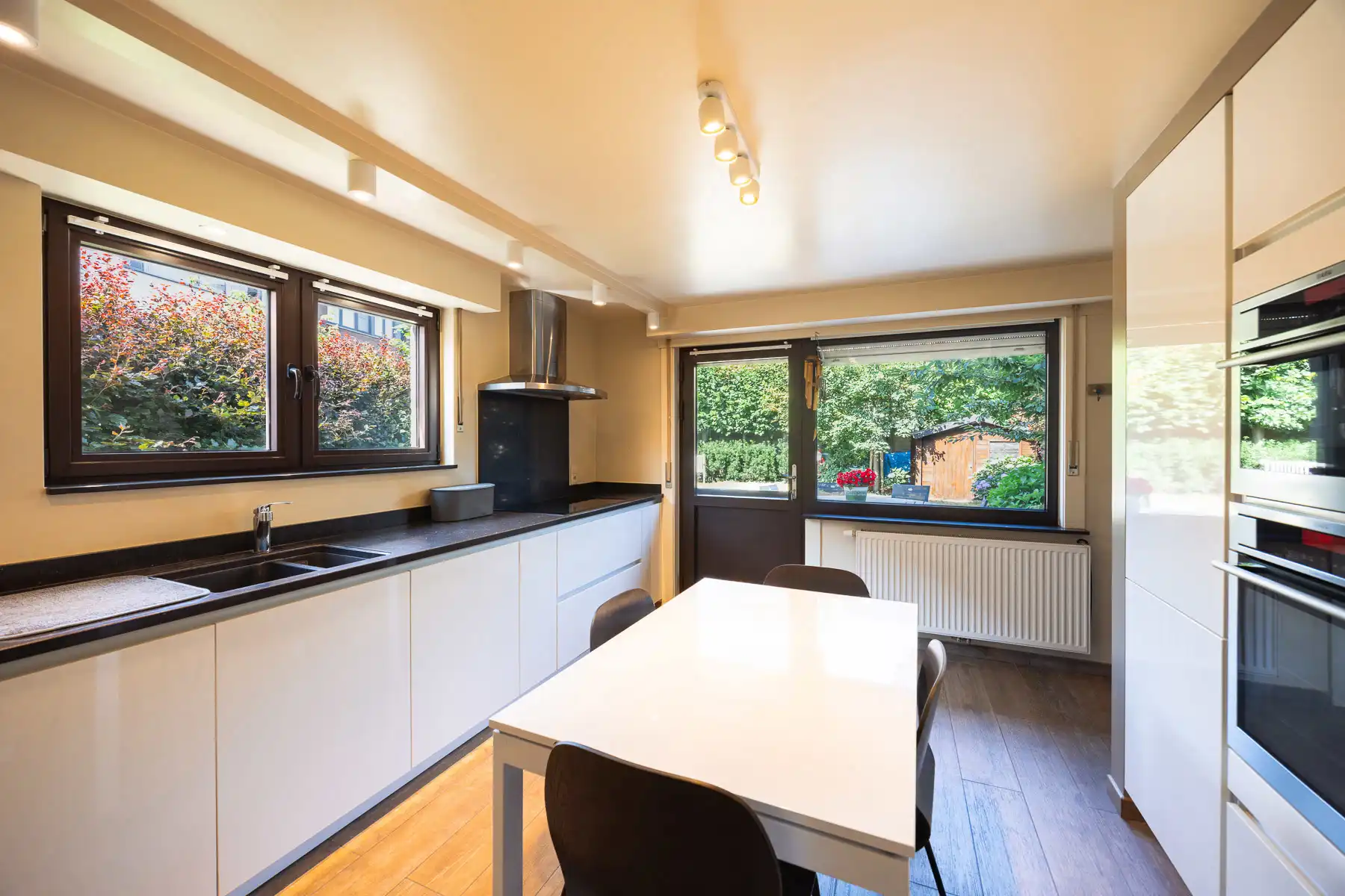 Verrassend ruime halfopen woning met omheinde tuin foto 15