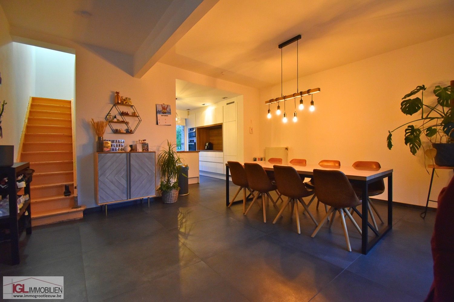 Ruime gezinswoning met 4 slaapkamers, tuin, terras en 2 staanplaatsen te huur foto 4