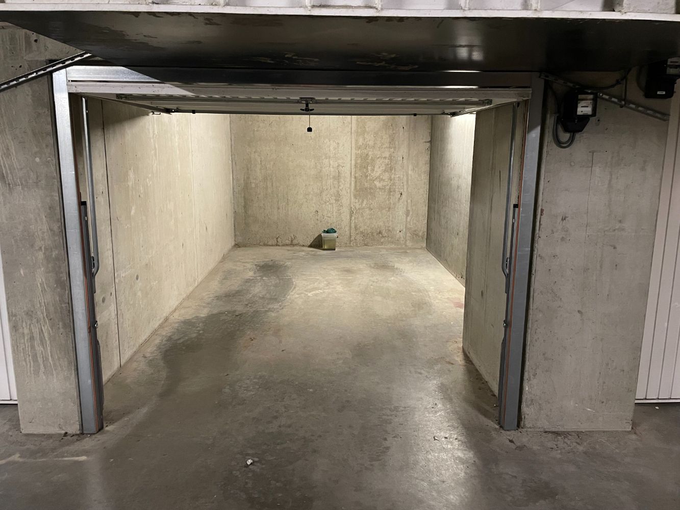 Gesloten garagebox in het hart van Blankenberge foto {{pictureIndex}}