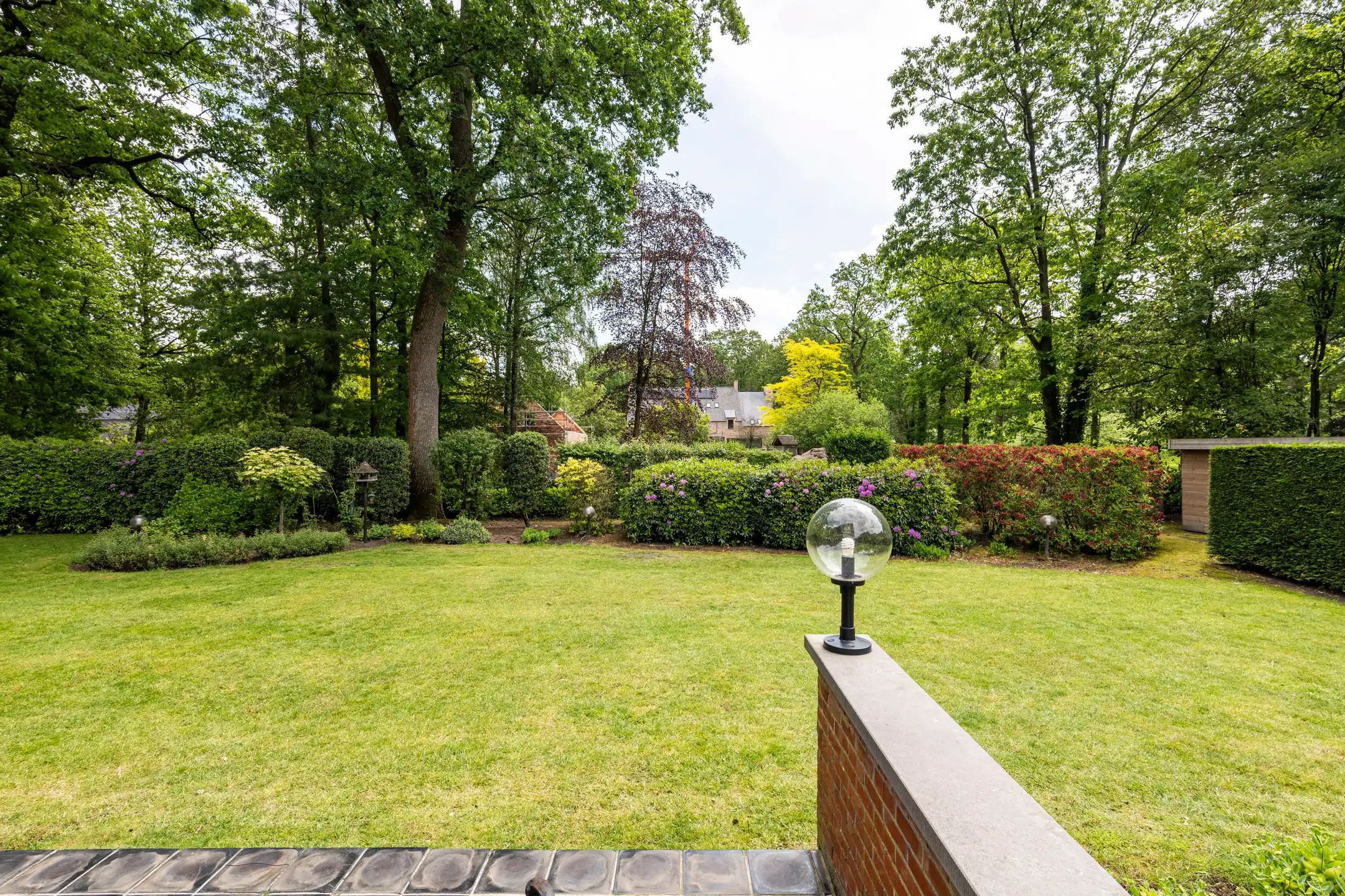 Ruime gezinswoning op prachtig perceel van ca. 1.972 m² foto 2
