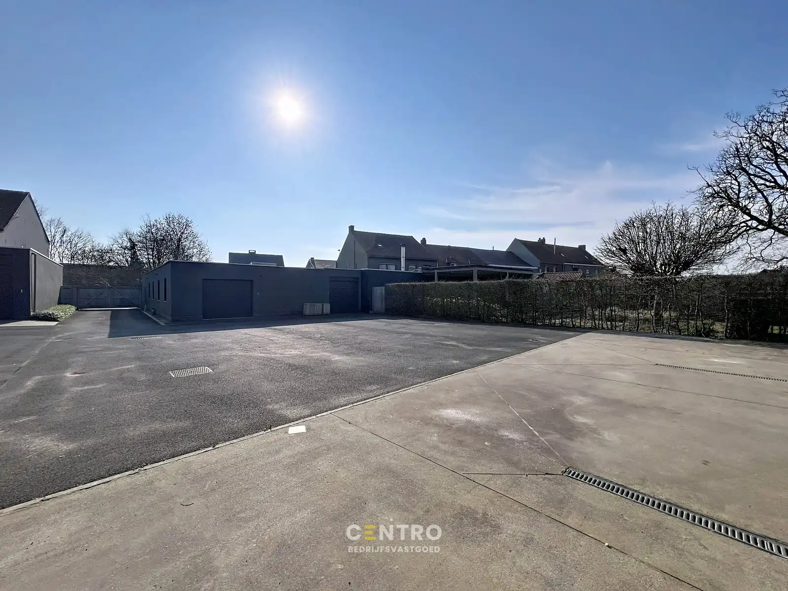 Magazijnen met kantoorgedeelte, garages én RUIM verhard buitenterrein, rustig gelegen in centrum Hooglede! foto 14