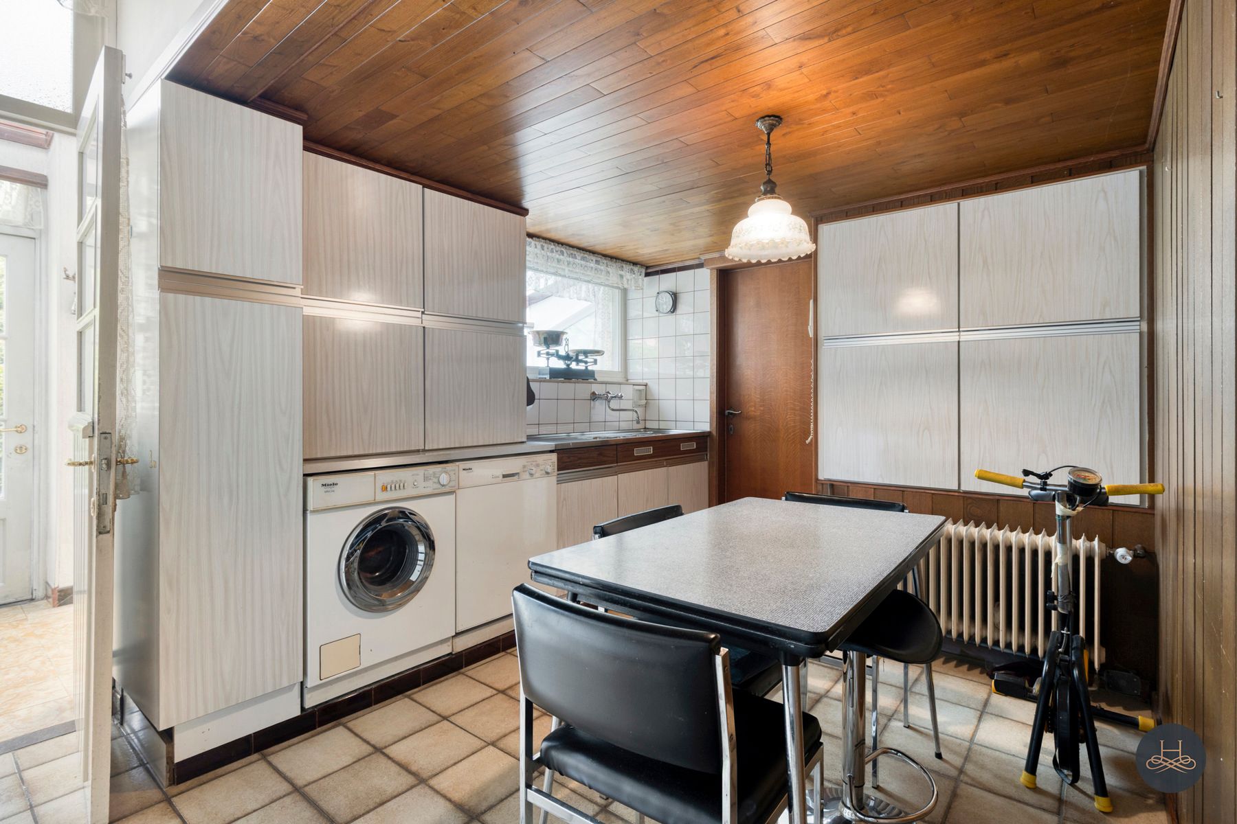 Karaktervolle, te renoveren woning, tuin en grote garage foto 11