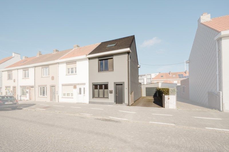 Hoofdfoto van de publicatie: Instapklare, gerenoveerde gezinswoning met garage en oprit in hartje Zeebrugge