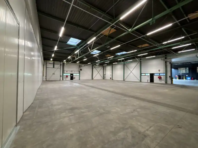 Magazijn met kantoorruimte te huur foto 3