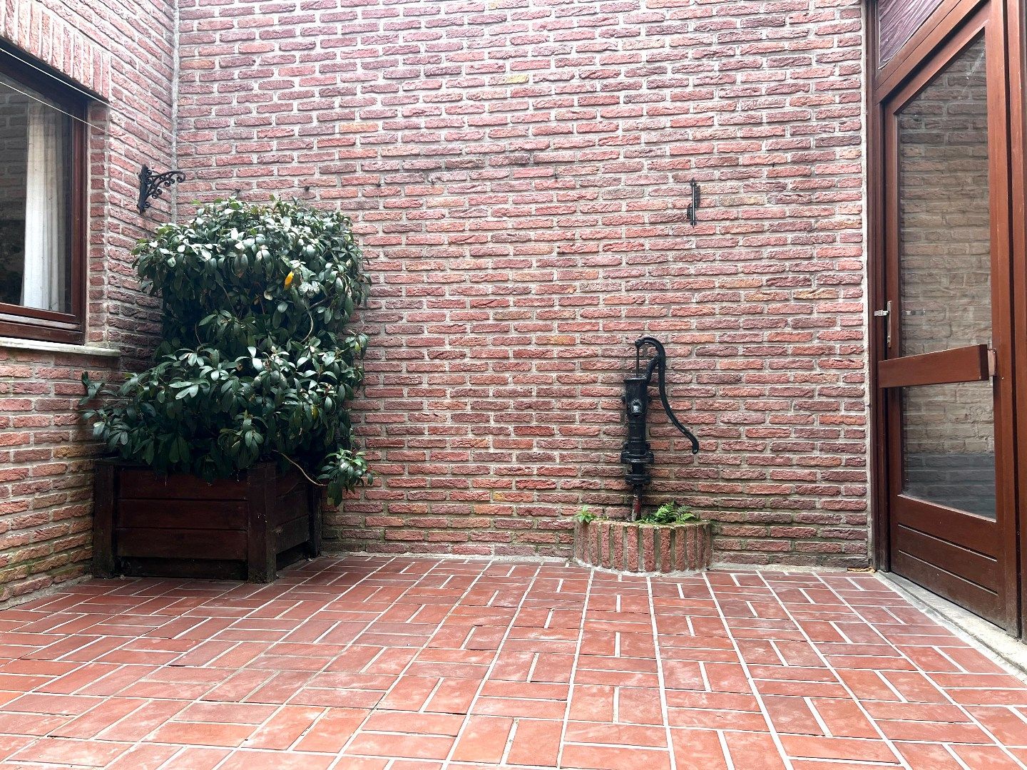 Ruime brede gezinswoning met garage te koop te Harelbeke! foto 22