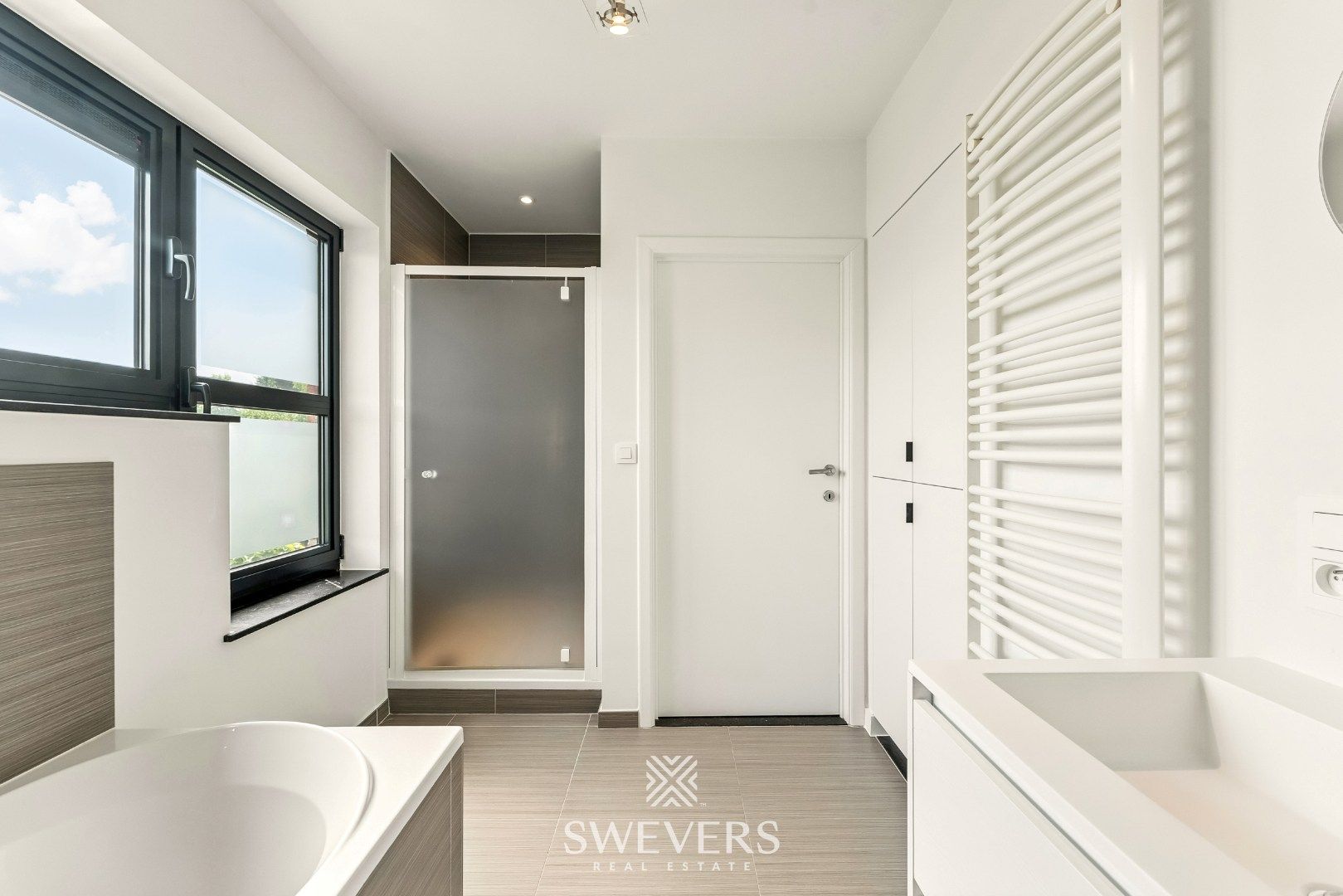 Ruime luxueuze villa met zwembad op prachtig perceel in residentiële wijk Kayenberg foto 27