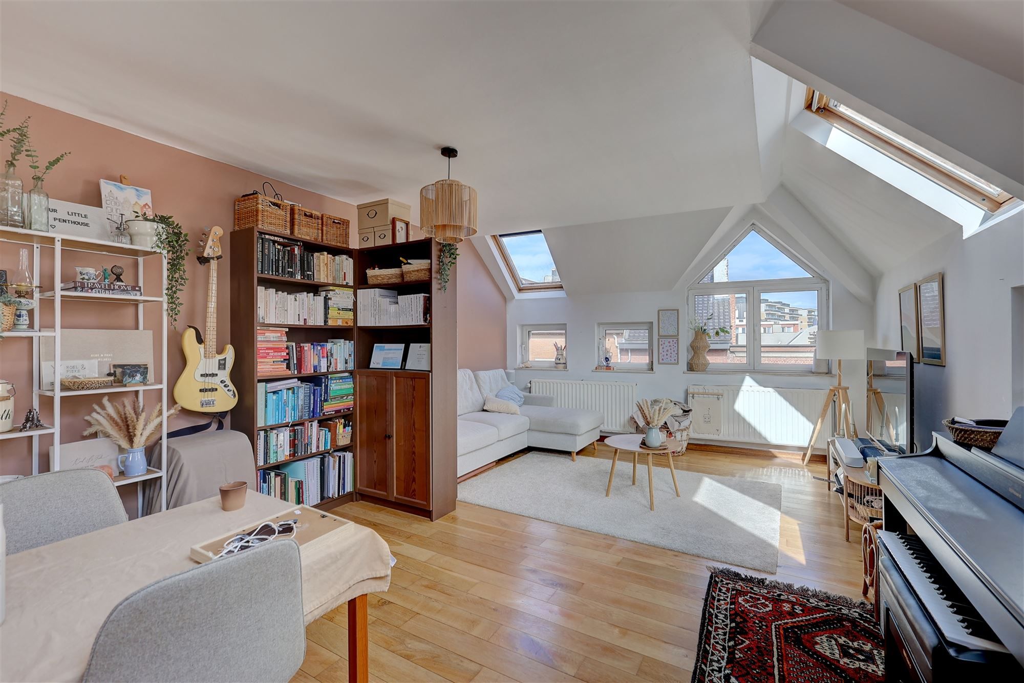 Lichtrijk dakappartement te huur in het centrum van Mechelen foto {{pictureIndex}}