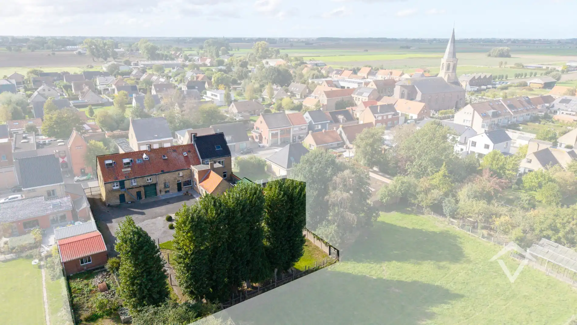 Ruime woning met bijgebouwen in Gistel: 5 Slaapkamers, 368m² Woonoppervlakte op een perceel van 1801m² foto 4