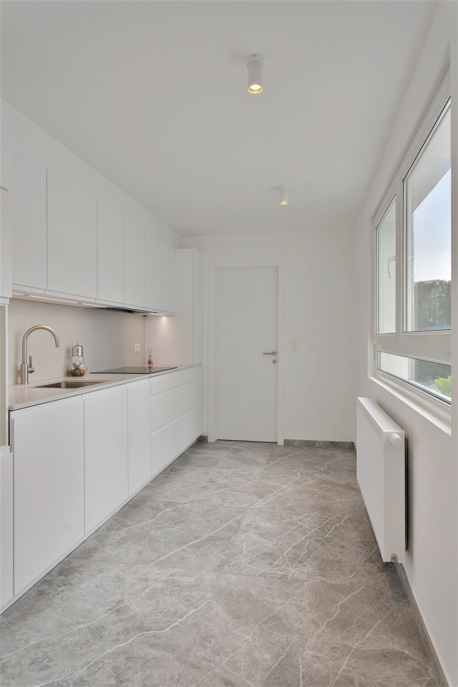  RUIM - KARAKTERVOL TRIPLEX appartement met 4 SLPK | vlakbij Berchem station. foto 6