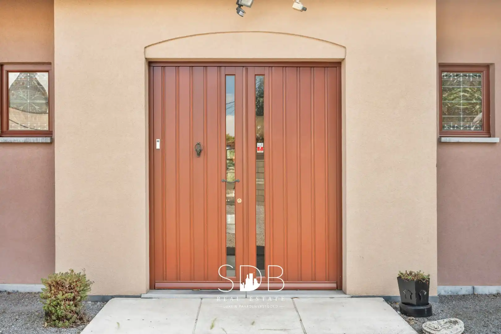 Hedendaagse villa met gezinstuin en graslanden op 7.496m² foto 4