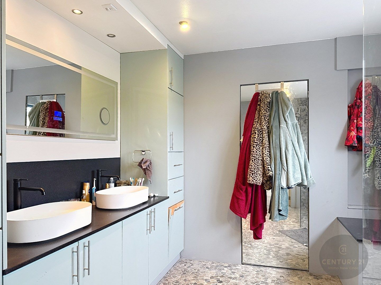 RUIME WONING met LOODS en WERKPLAATS foto 10