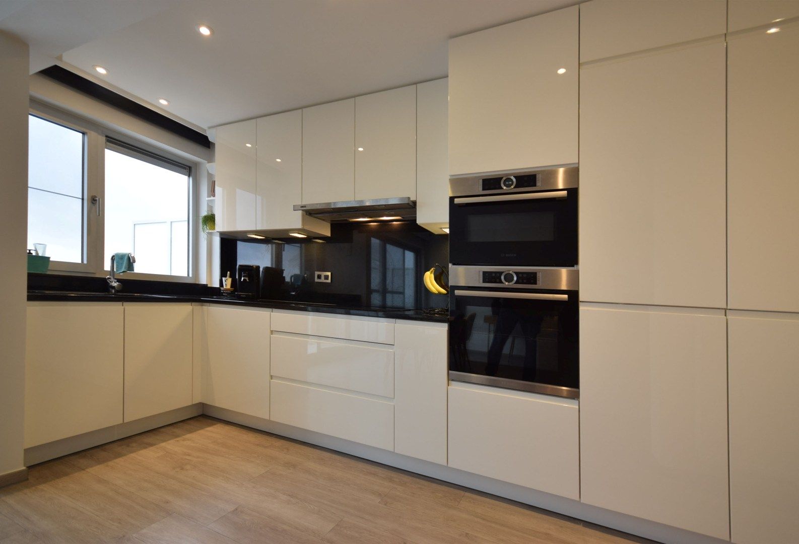 INSTAPKLAAR APPARTEMENT MET TERRAS EN GARAGE  foto 4