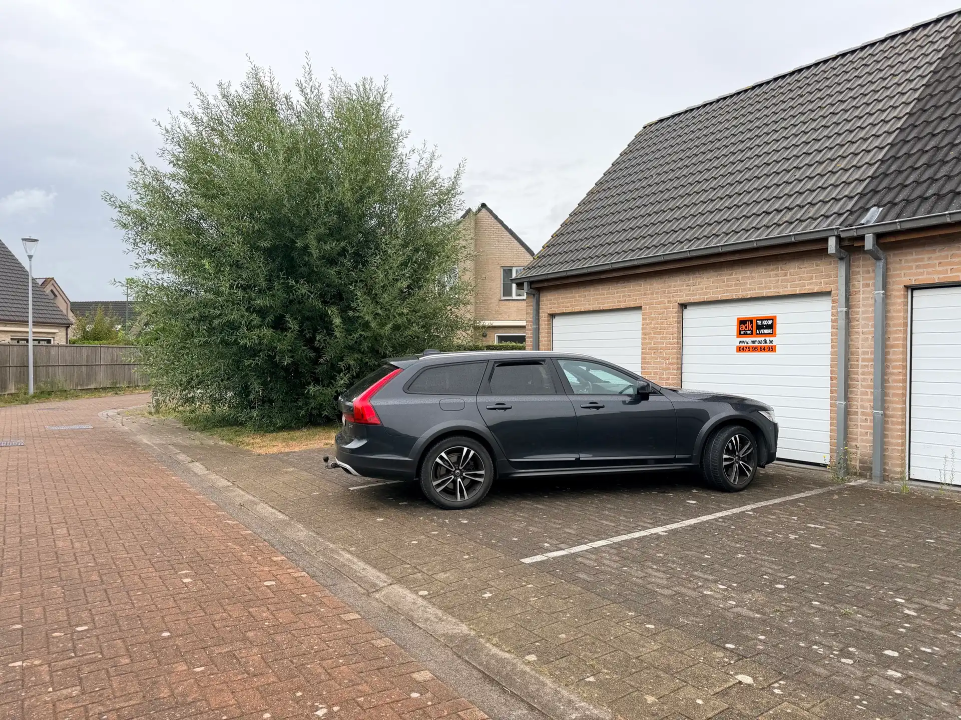 Ruime garage met parkeerplaats en zolder – Adinkerke. foto 8