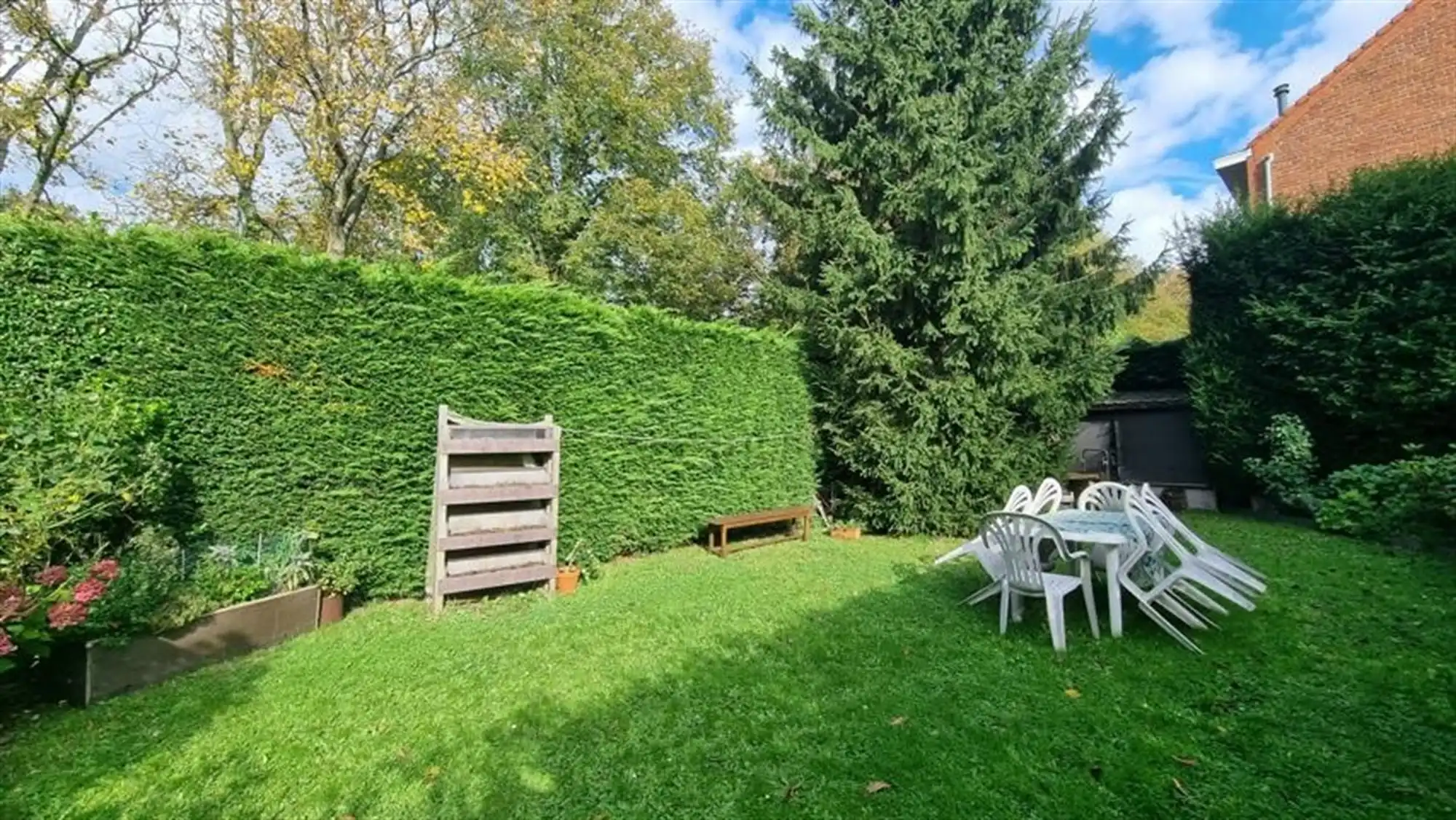 Aangename 3-gevel woning met tuin foto 23