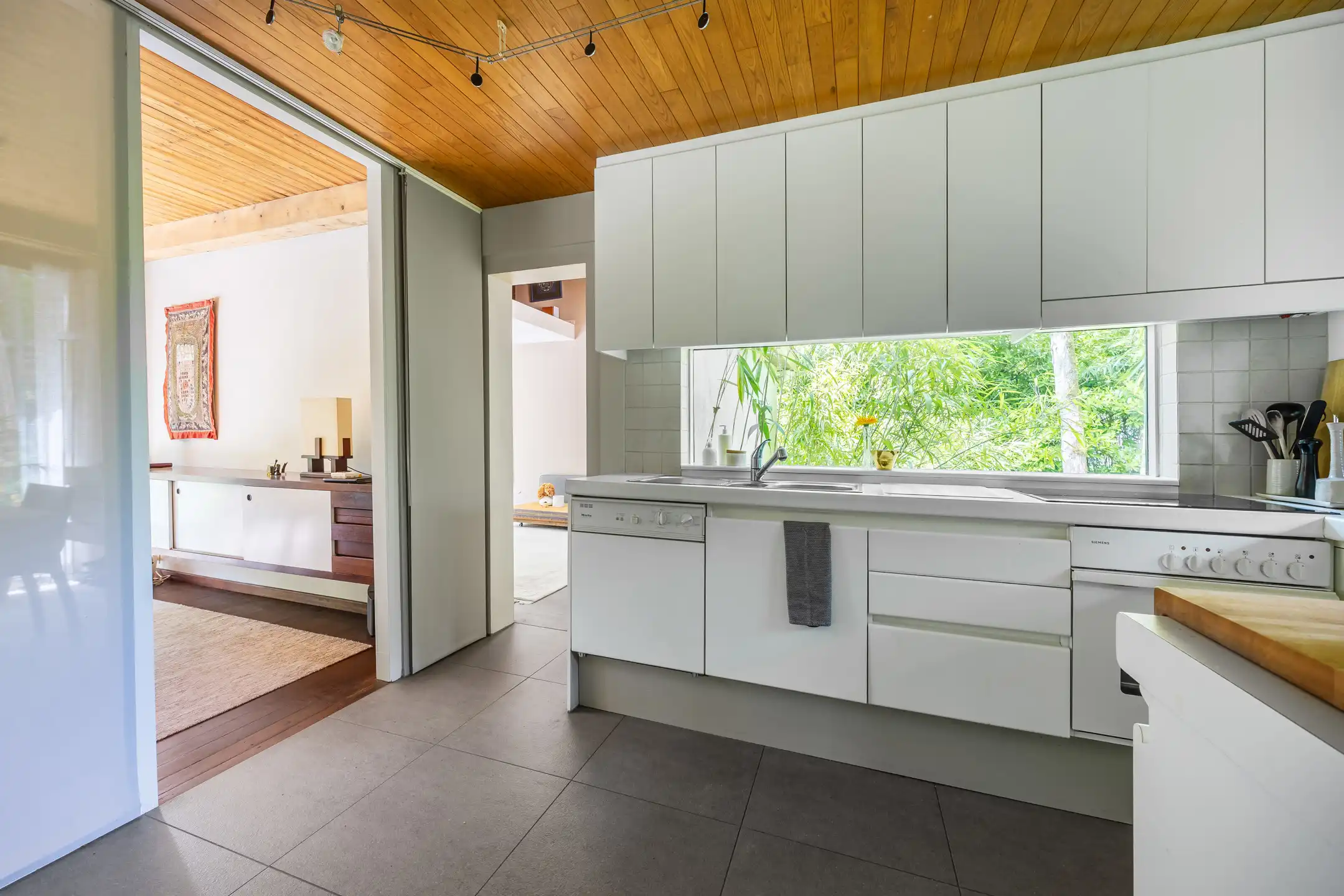 Architecturale woning in het groen met veel licht foto 11