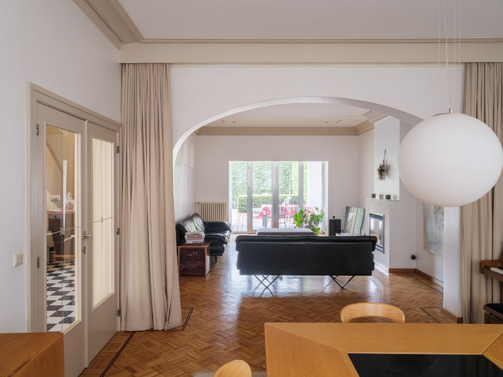 Bijzonder ruime & karaktervolle burgerwoning met zonnige stadstuin en extra bijwoonst in een hippe en opkomende buurt nabij Dok Noord. foto {{pictureIndex}}