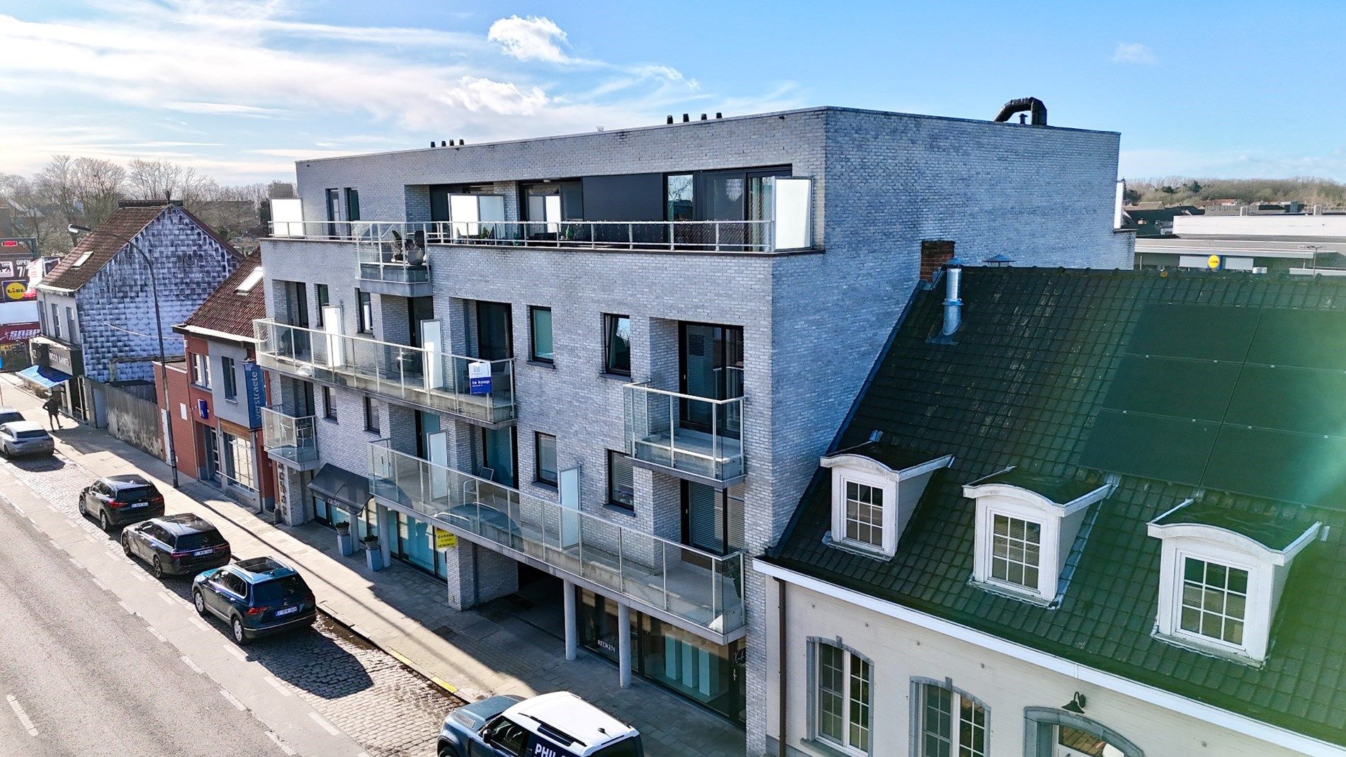 Lichtrijk appartement beschikt over 2 terrassen, 2 slaapkamers en een ruime garage.  foto {{pictureIndex}}