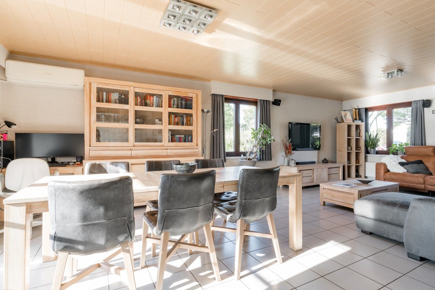Vrijstaande woning met ruime garage en tuin, rustig gelegen nabij natuurgebied en Nederlandse grens foto 9