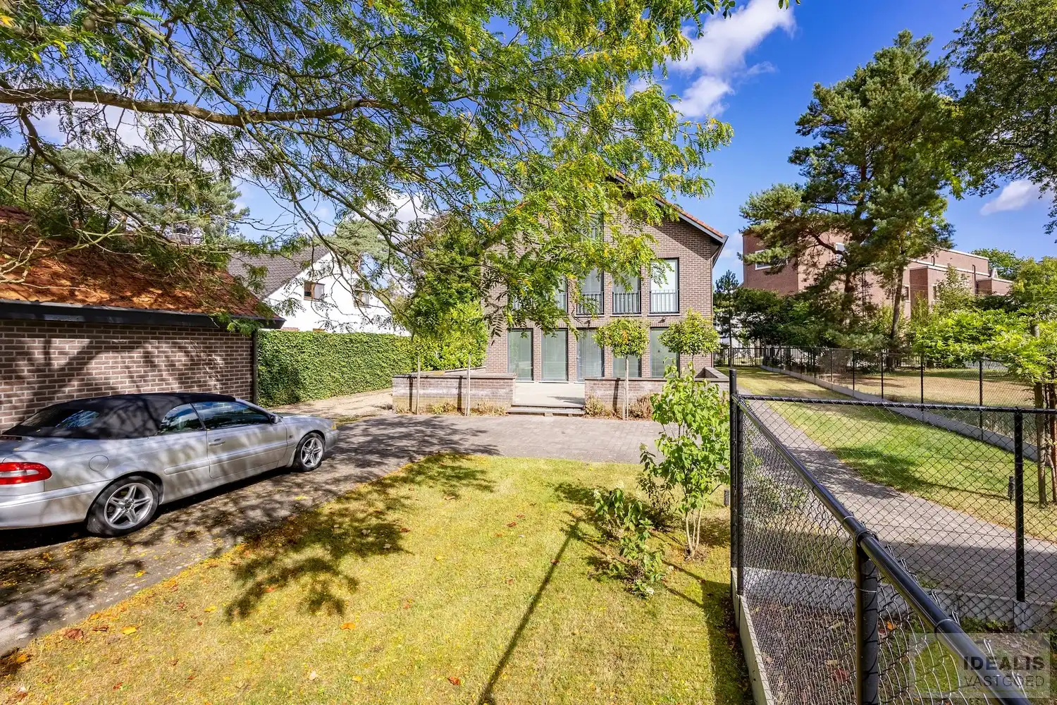 STATIG, STRAK EN UITERST RUIM COMPLEX MET HOOGSTAANDE AFWERKING EN OOG VOOR DETAIL. MOMENTEEL VOORZIEN VAN 3 SLAAPKAMERS, RIANTE LEEFRUIMTES ÉN UNIEKE LANDSCAPE KANTOORRUIMTES OP RESIDENTIËLE DOCH GUNSTIGE LOCATIE!! Dit exclusieve complex omvat maar liefst +-400m² netto bewoonbare oppervlakte! Kenmerkend aan dit statige pand is de unieke voorgevel die bezet is met keramische kunst van Pieter Stockmans. Gelegen op een residentiële locatie in een rustige woonstraat doch op enkele minuten van het centrum van Genk! foto 53