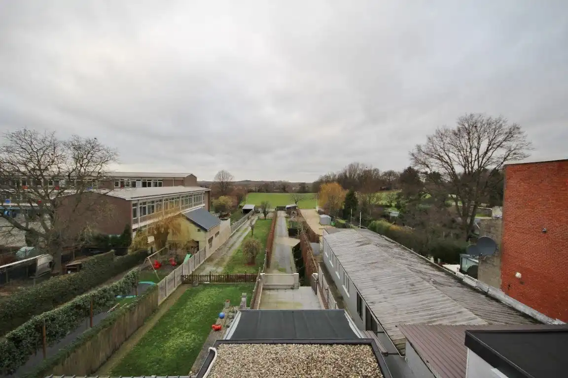 Zeer ruime woning net buiten het stadscentrum! foto 30