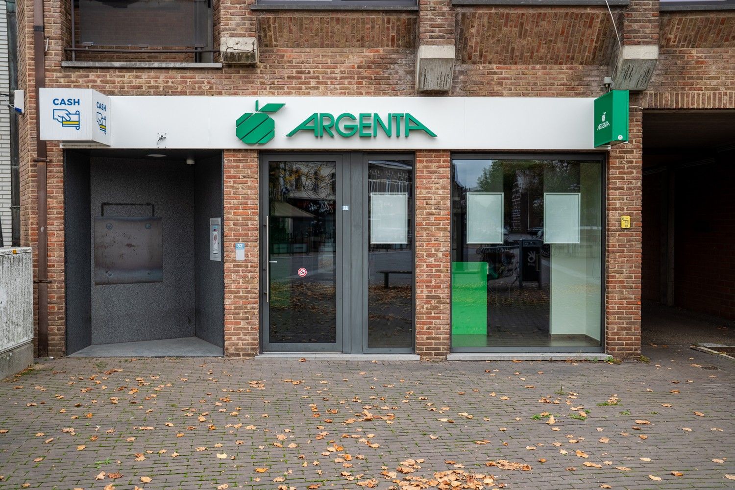 Mooi gerenoveerd handelspand pal in het centrum van Pelt met 7 parkeerplaatsen foto 2
