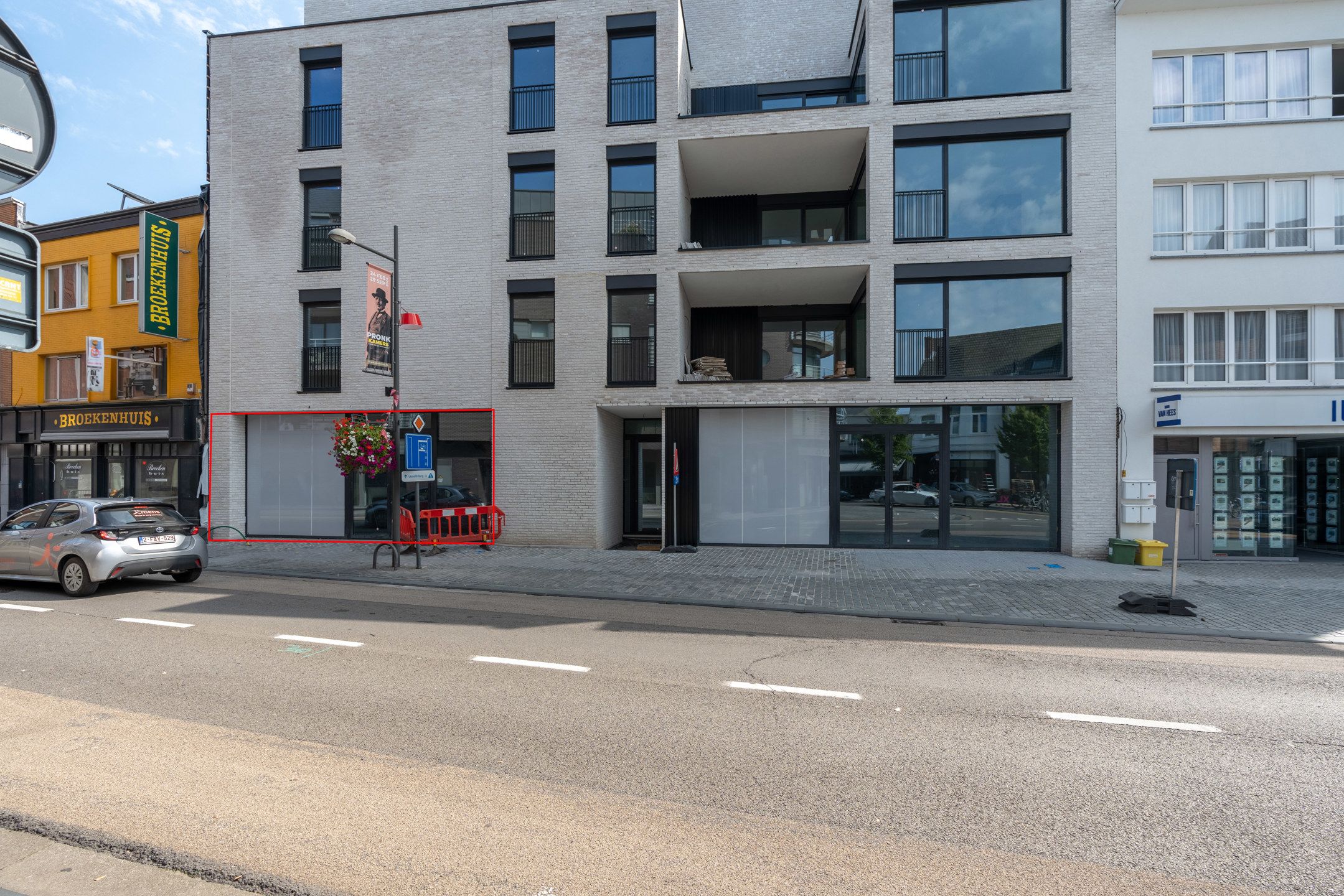 Knap casco handelspand van 184 m² in Residentie "De Voogdij" in het centrum van Mol.  foto 5