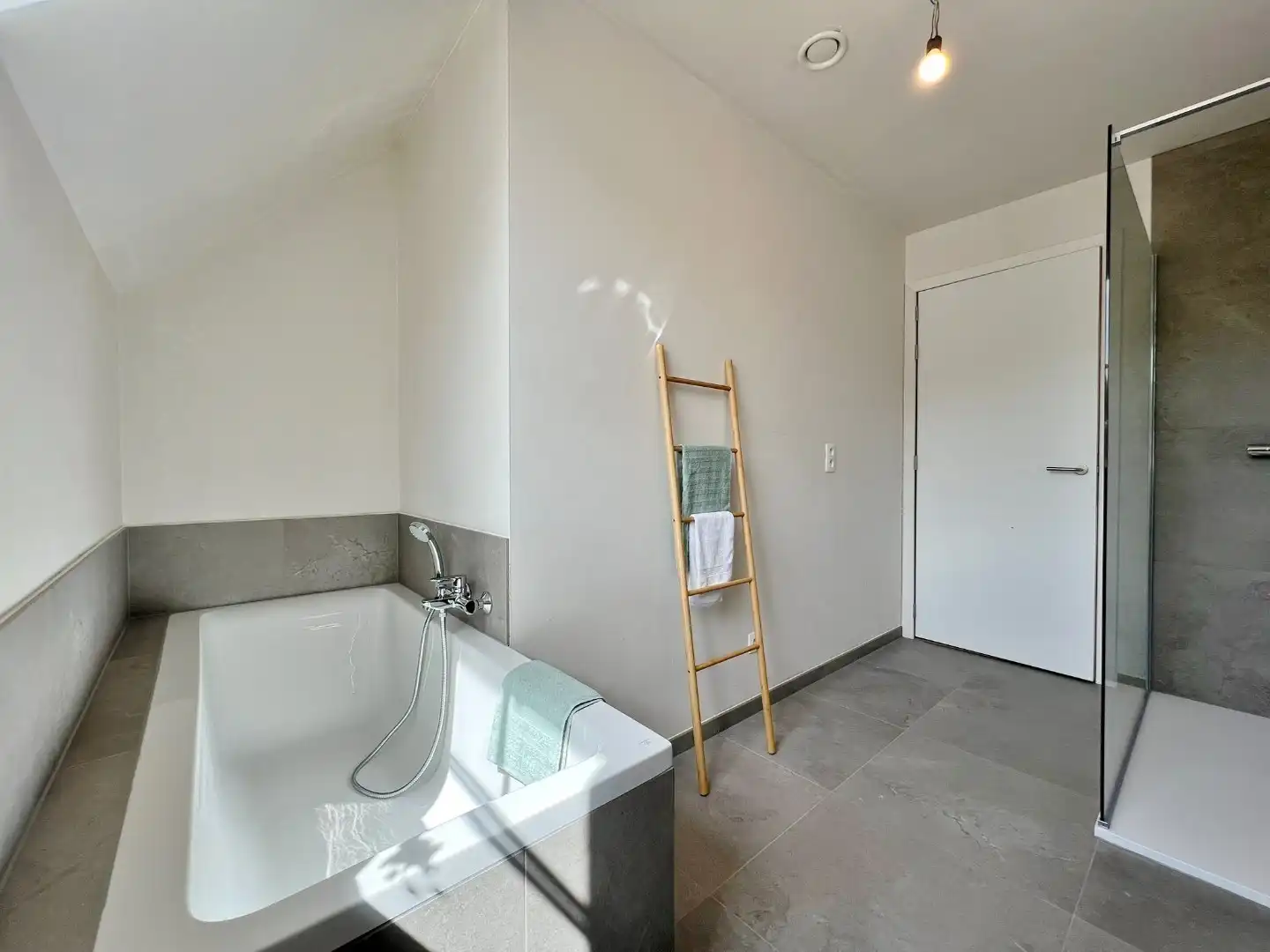 Halfopen karaktervolle nieuwbouwwoning met dubbele garage en tuin. ( 6%btw mogelijk ) foto 24