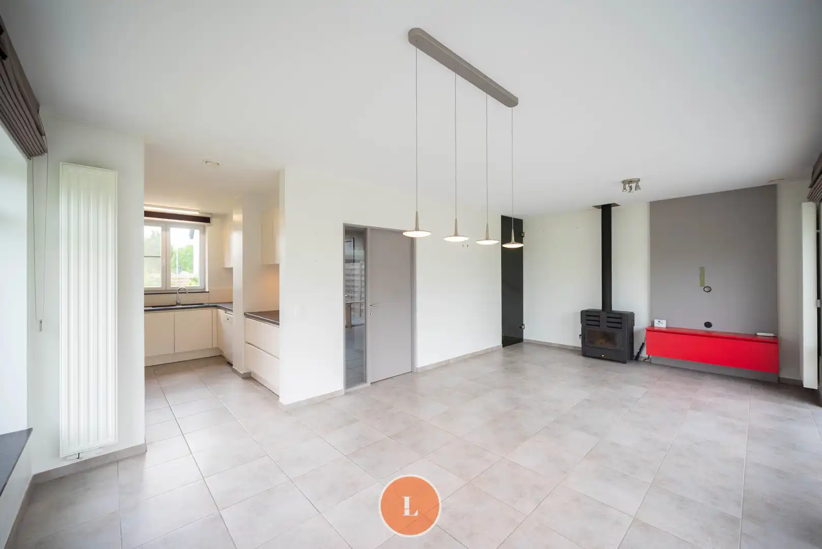 recente halfopen woning in een rustige wijk foto 3