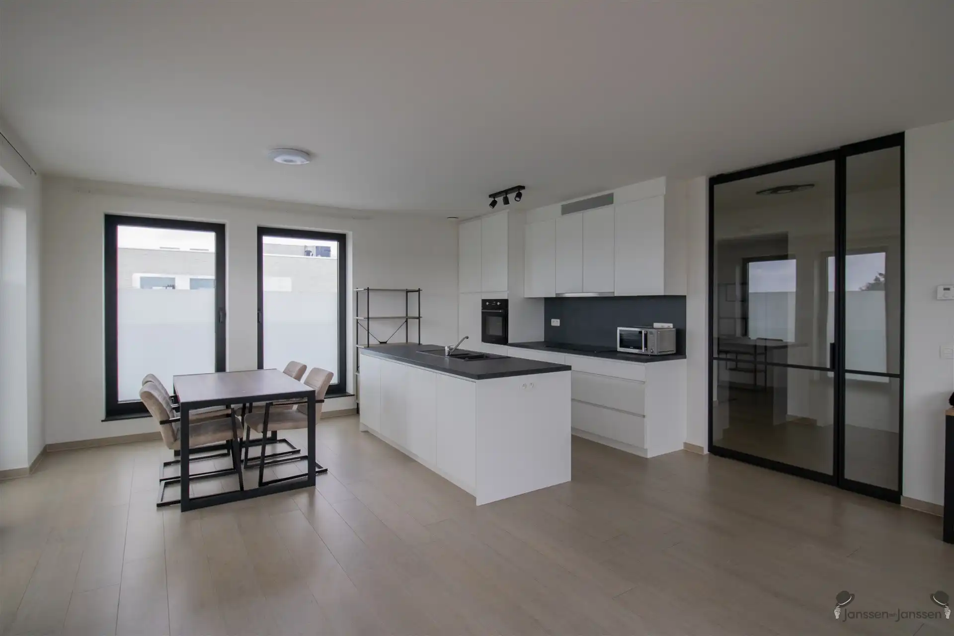 Appartement van 123 m² met 2 slaapkamers, 2 staanplaatsen en ruim terras van 38 m² foto 3