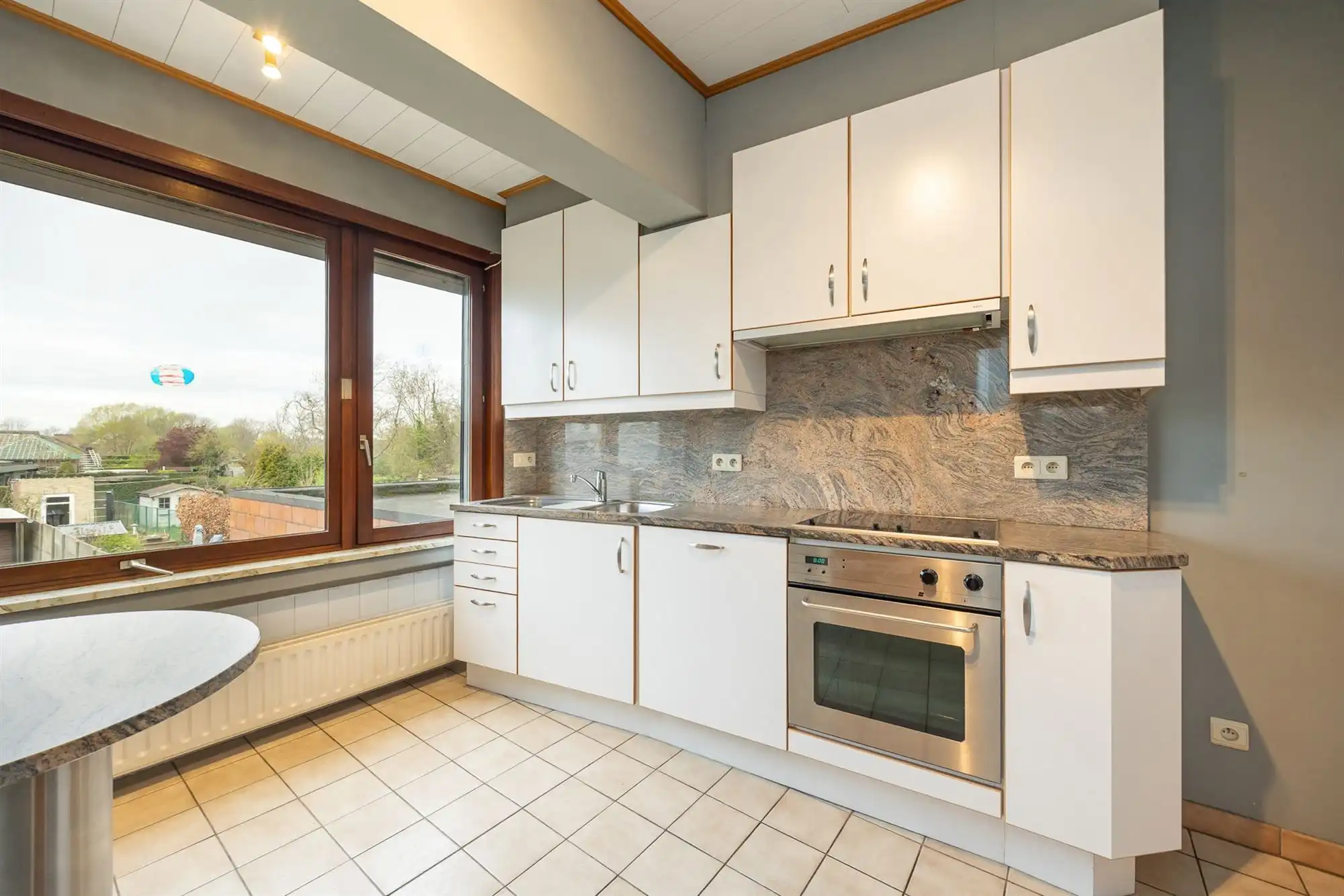 Te renoveren rijwoning met garage en tuin foto 7