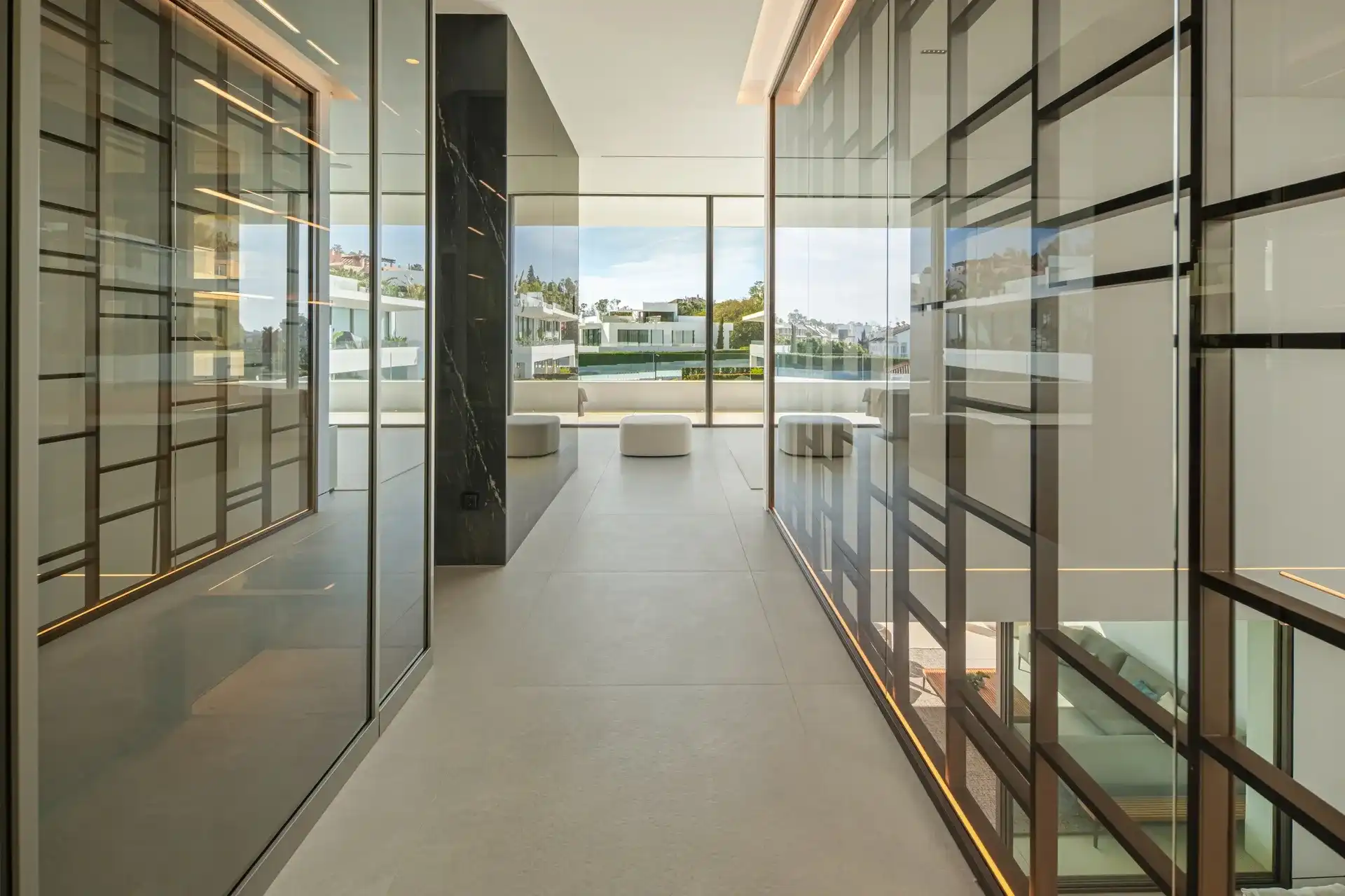 Exclusieve villa met resortgevoel in het meest prestigieuze deel van Marbella foto 23