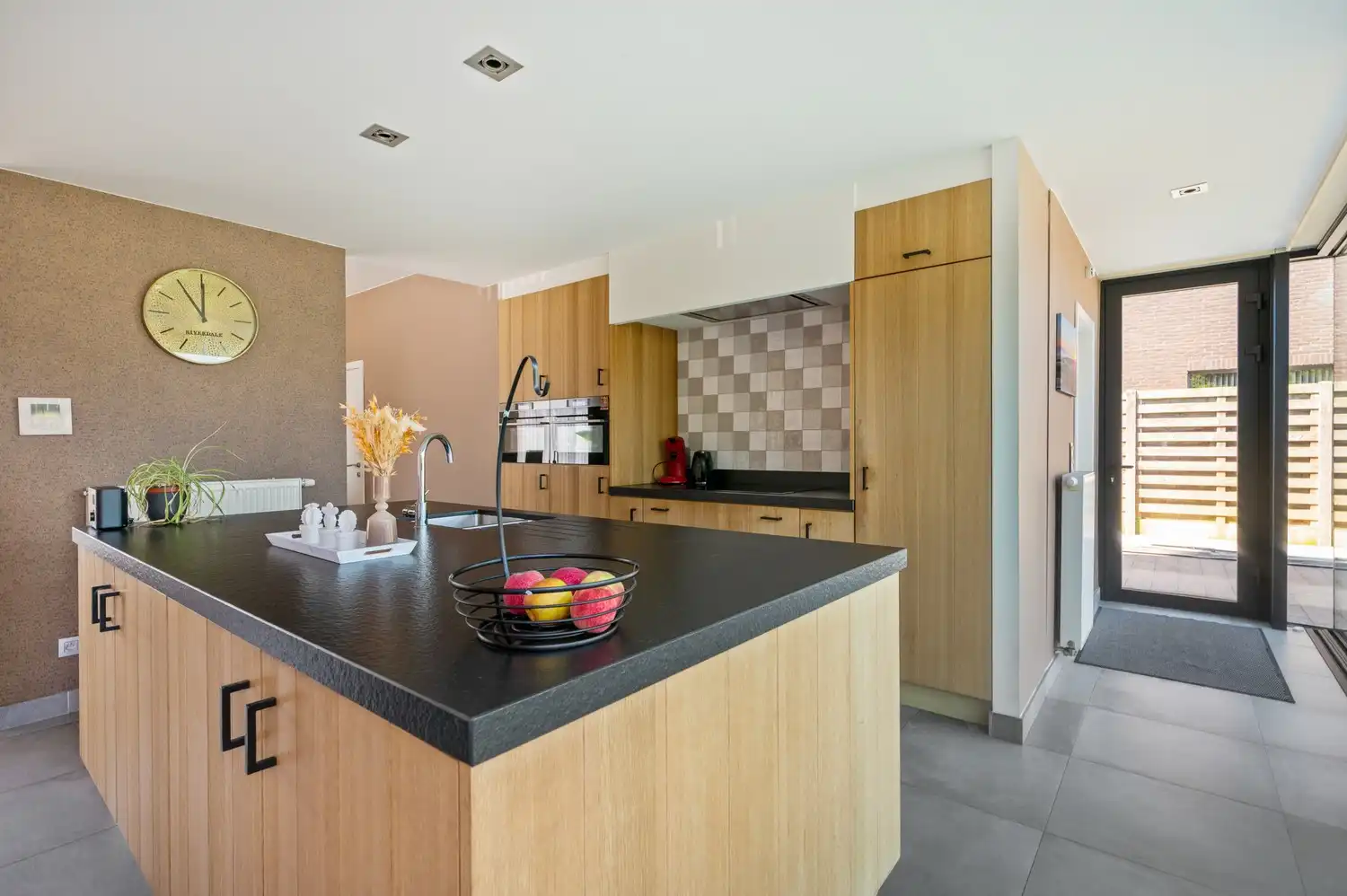 Instapklare, gerenoveerde woning met garage op toplocatie in Broechem! foto 8