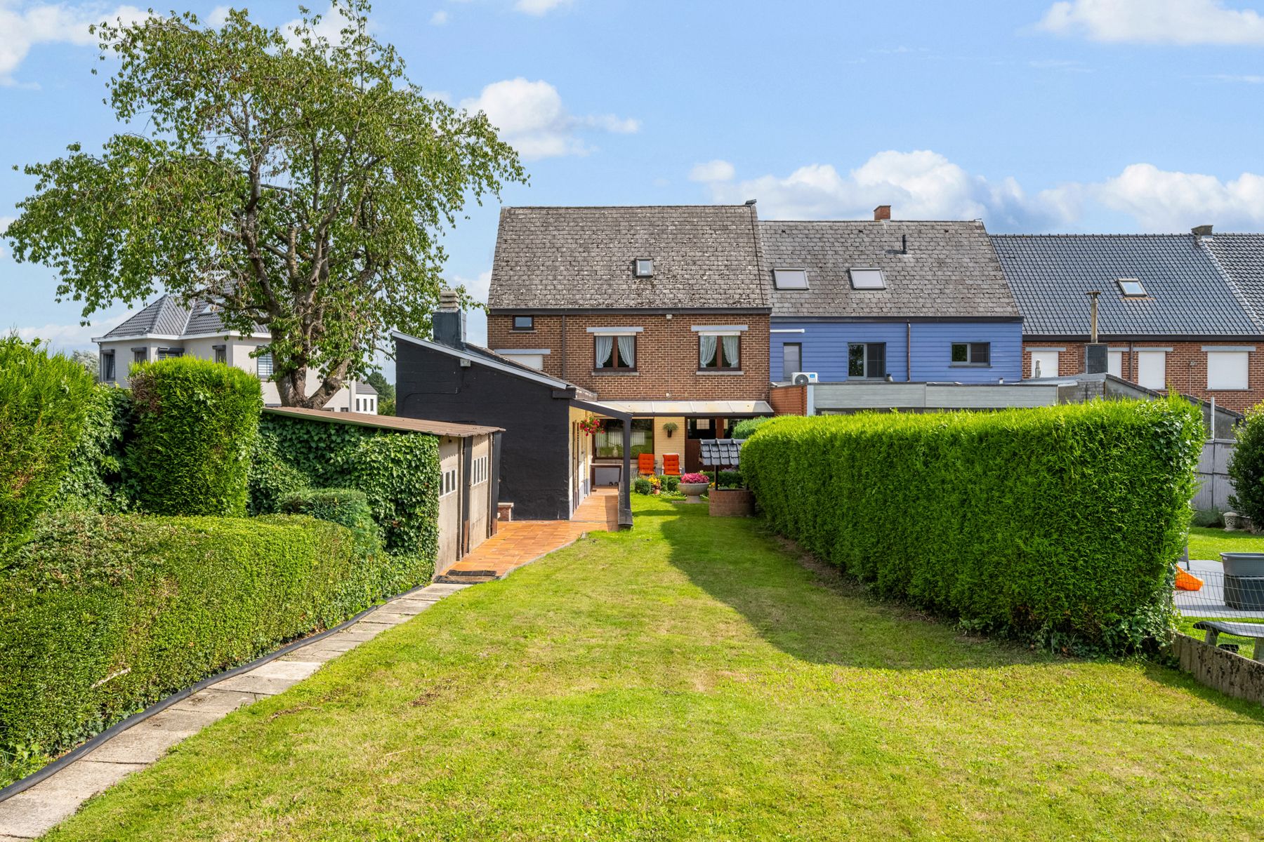 Te koop woning met inpandige garage, 4slpk's  en grote tuin  foto 2