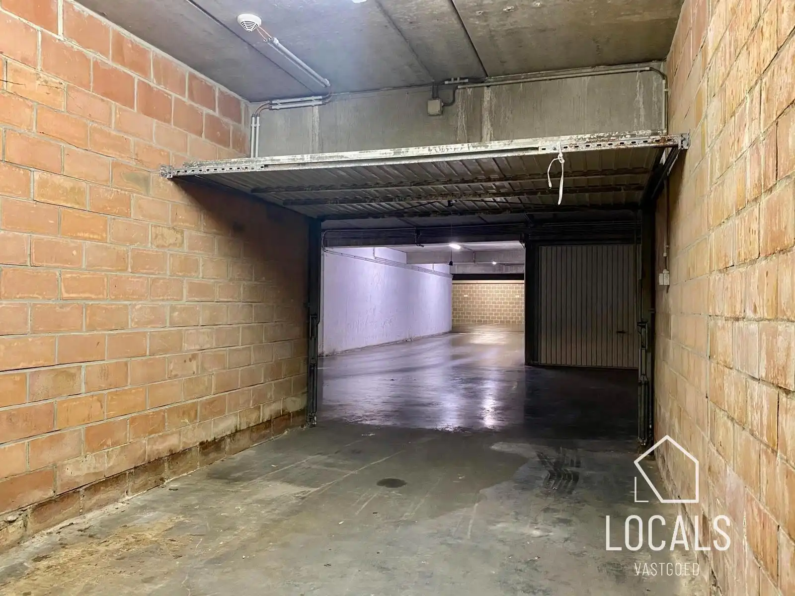 Onmiddellijke beschikbaar! Goed gelegen gesloten garage!  foto 11