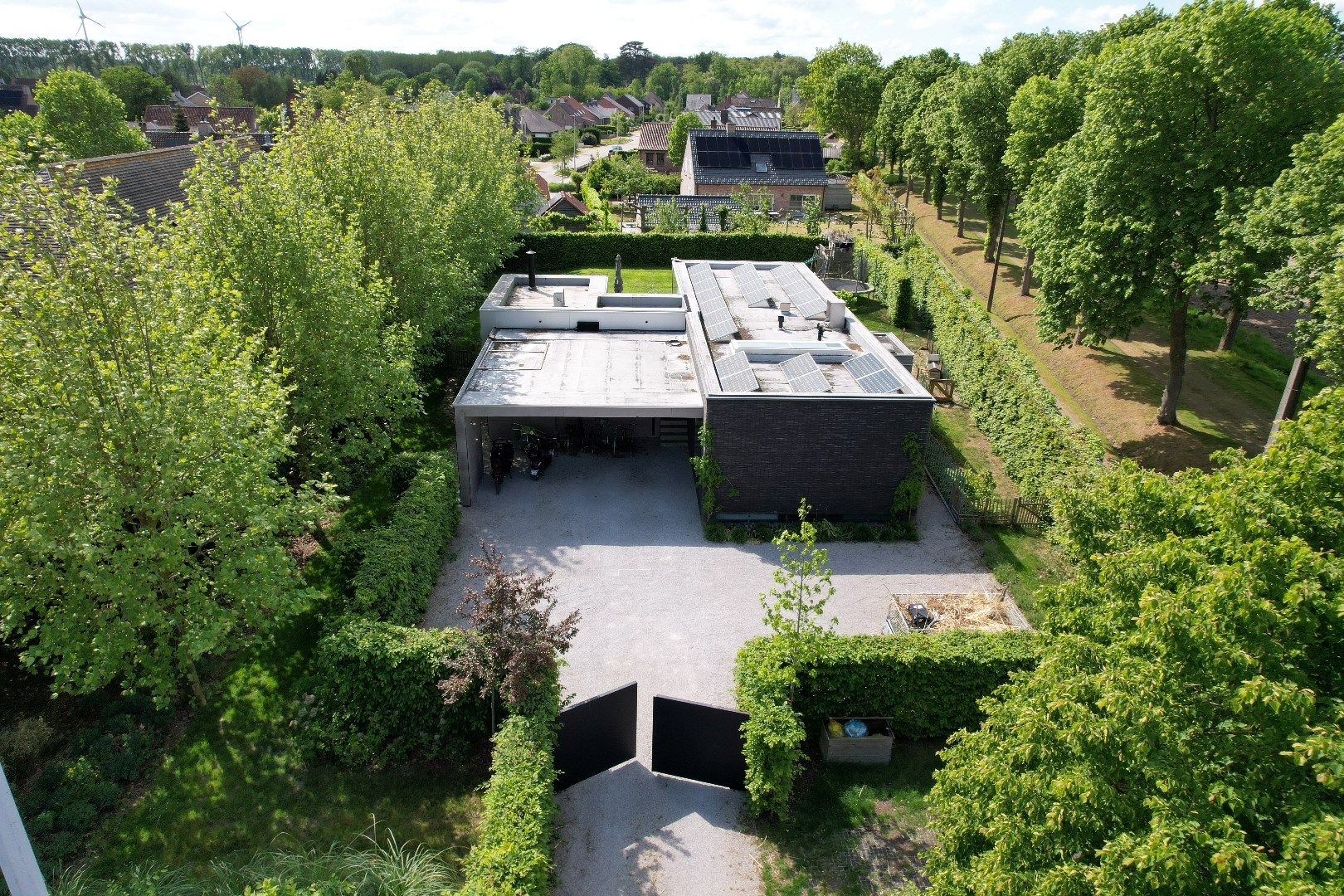 Recente en uitgebouwde villa met vijf kamers en/of praktijkruimte omgeven door het groen tussen Brugge en Oostkamp! foto 2