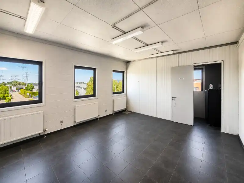 Bedrijfsgebouw met kantoren en magazijn foto 4