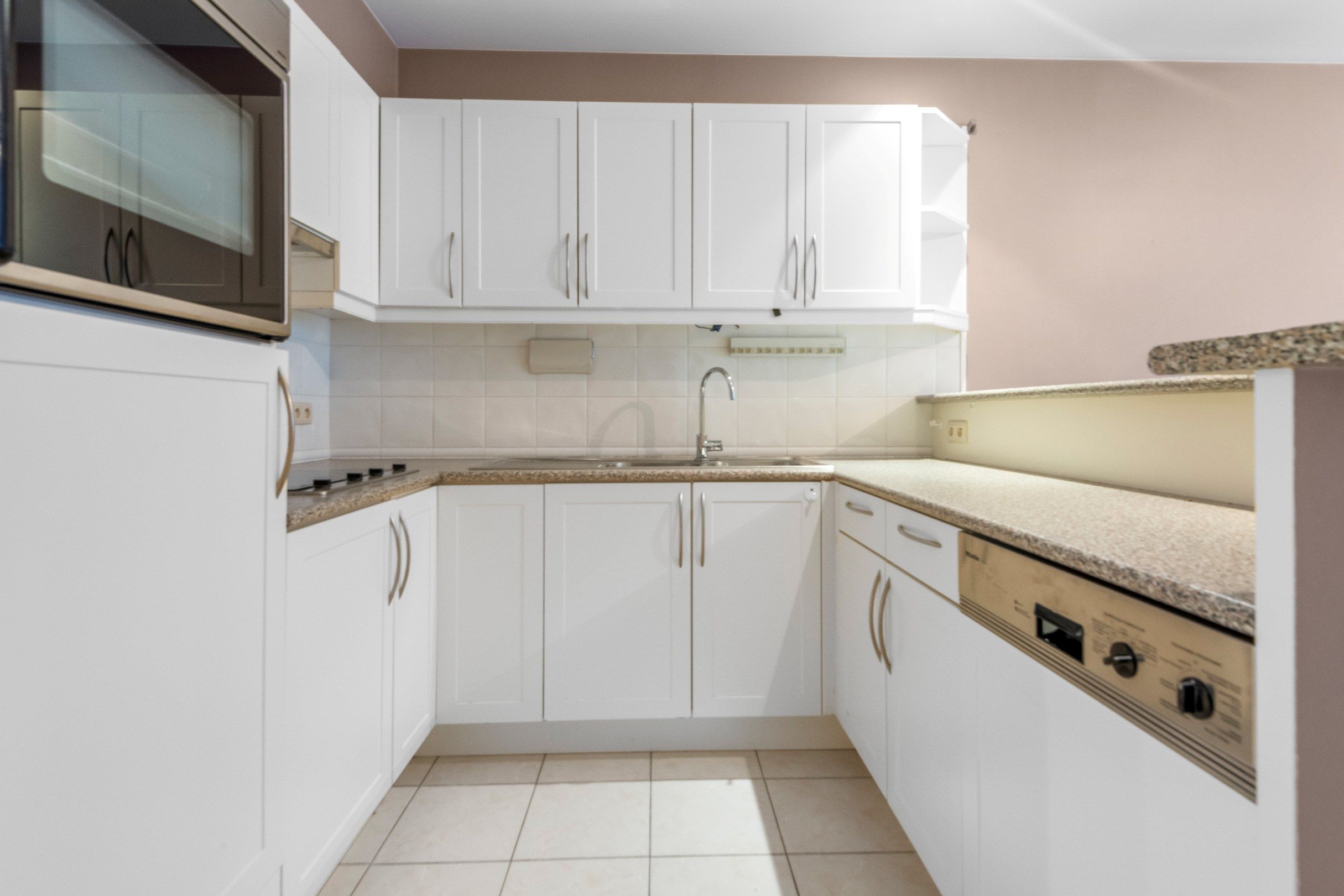 Zeer centraal gelegen, ongemeubeld appartement in de Dumortierlaan op enkele stappen van de Lippenslaan en de Zeedijk. foto 9