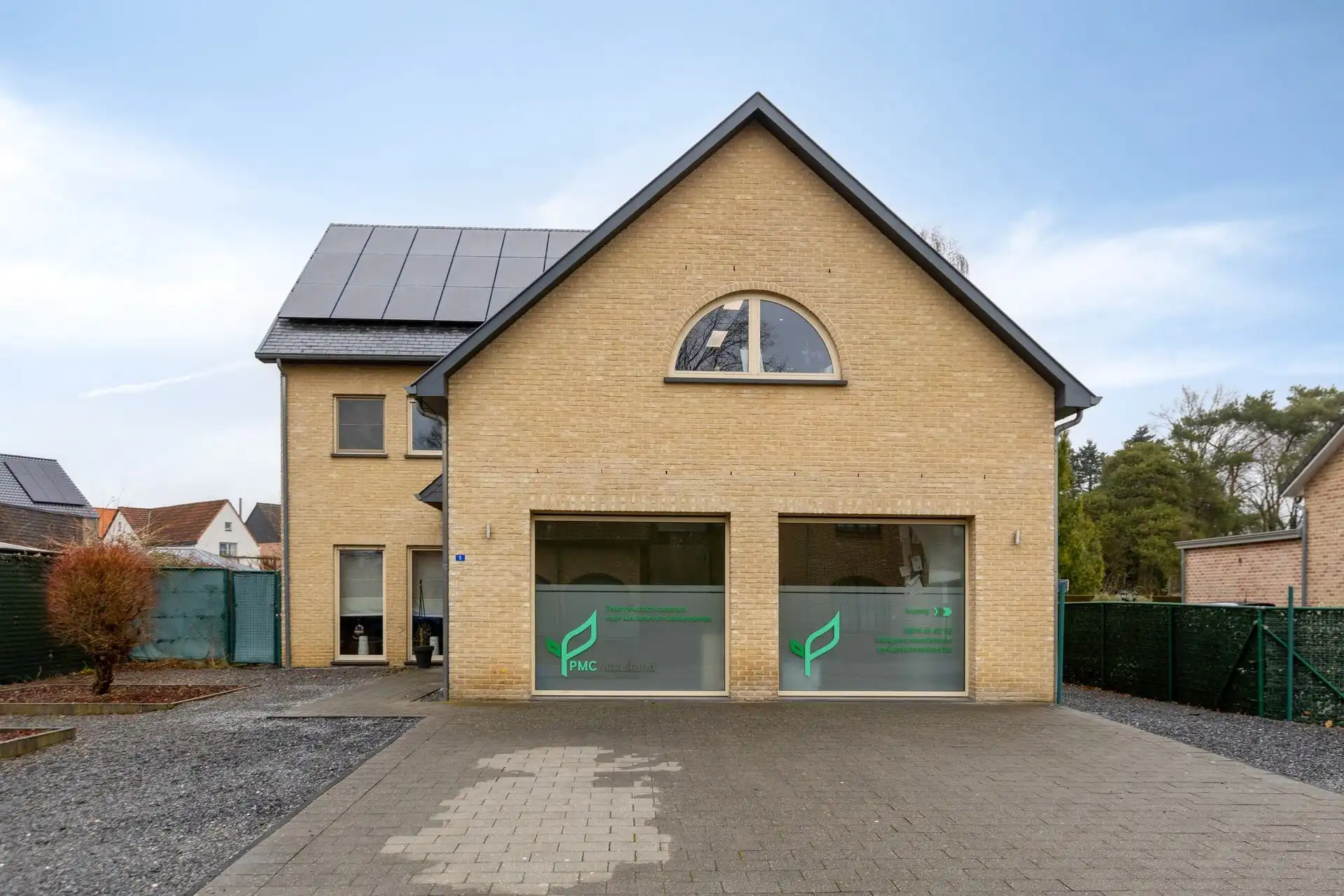 Ruime woning met maar liefst 4 slaapkamers én praktijkruimte in Maasmechelen! foto 2