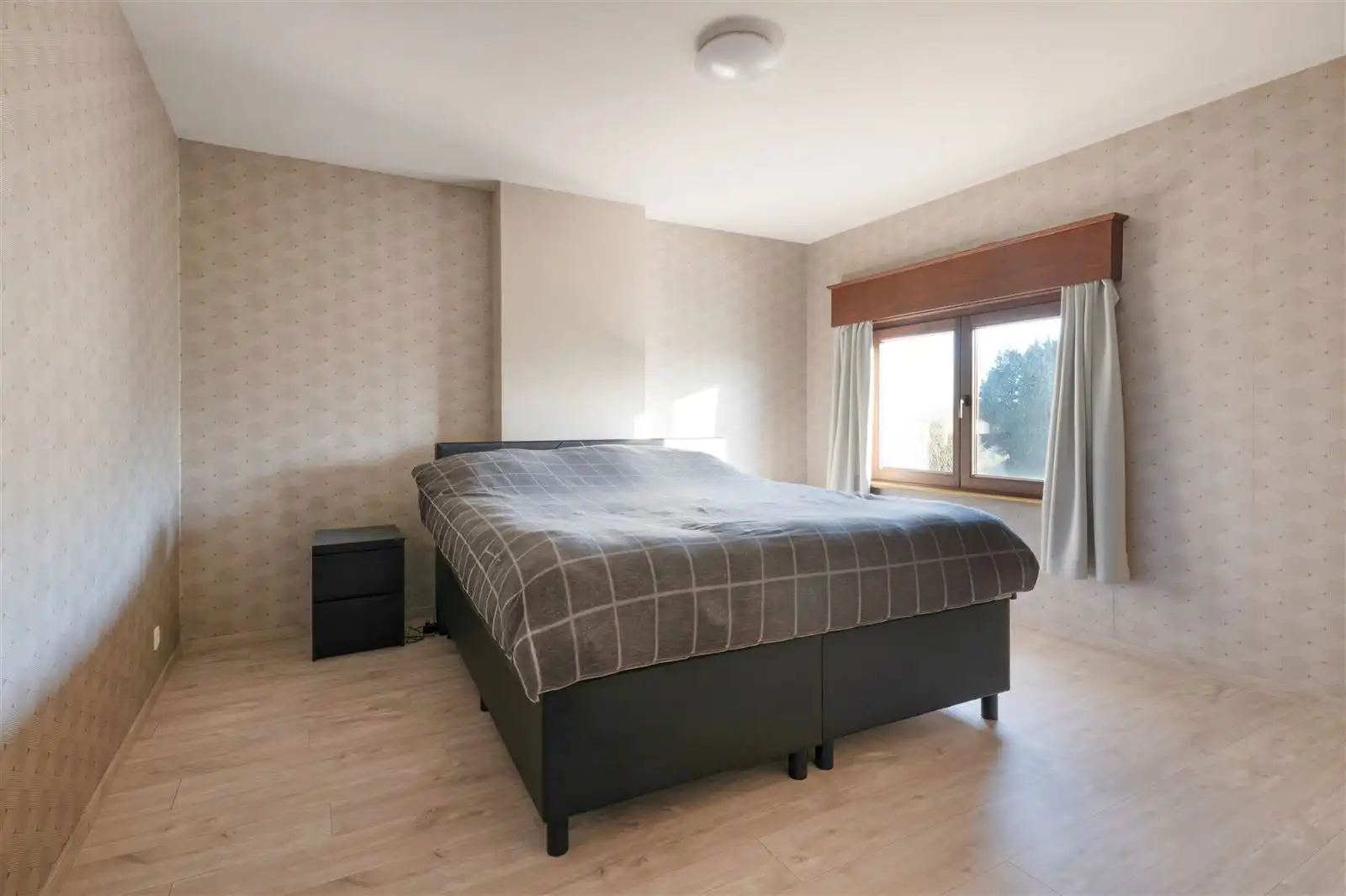 Deels te renoveren gezinswoning met garage en tuin foto 14