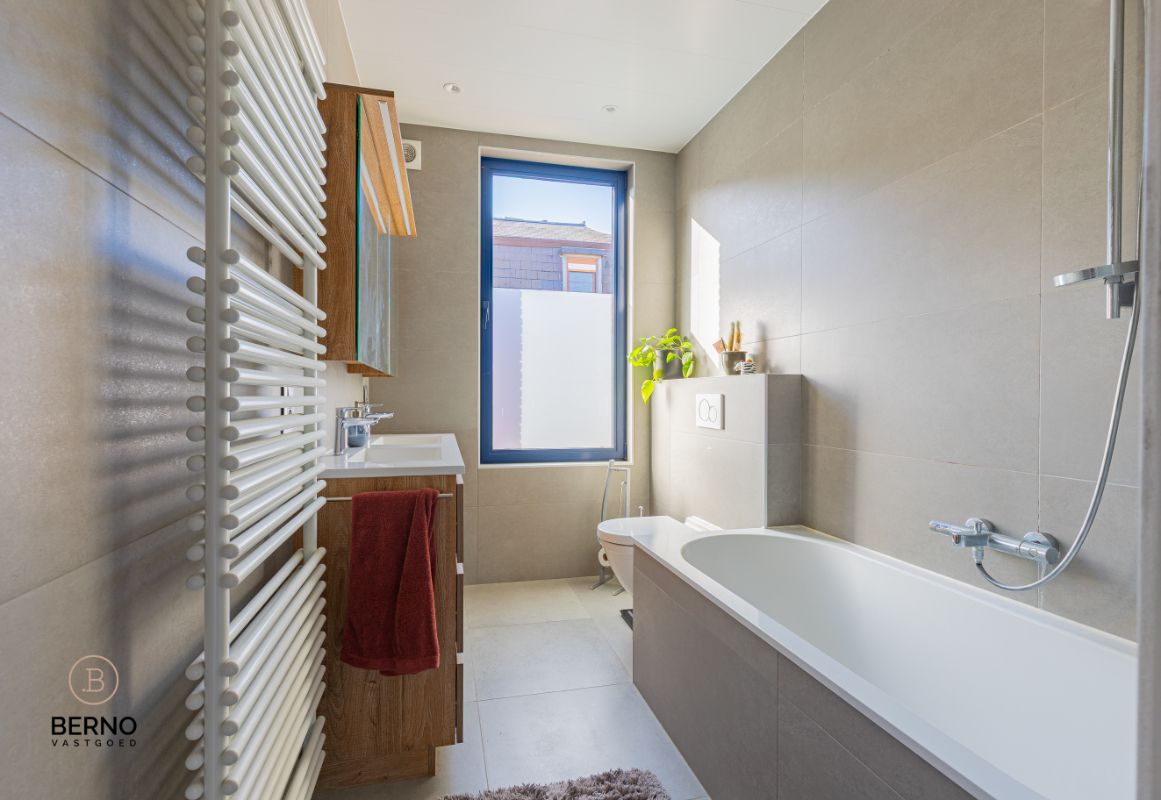 Woning met tuin en zij-ingang foto 9