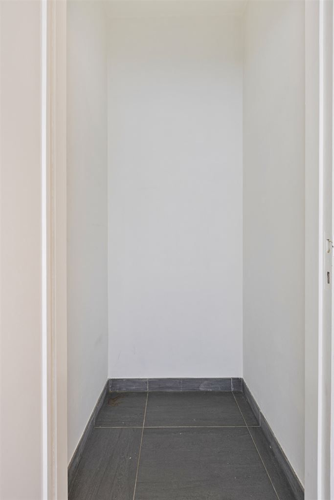 Instapklaar, gerenoveerd appartement met 3 slaapkamers, 2 terrassen en ruime garagebox gelegen op een toplocatie in het centrum van Maaseik, nabij de markt & met zicht op het Kerkplein. foto 19