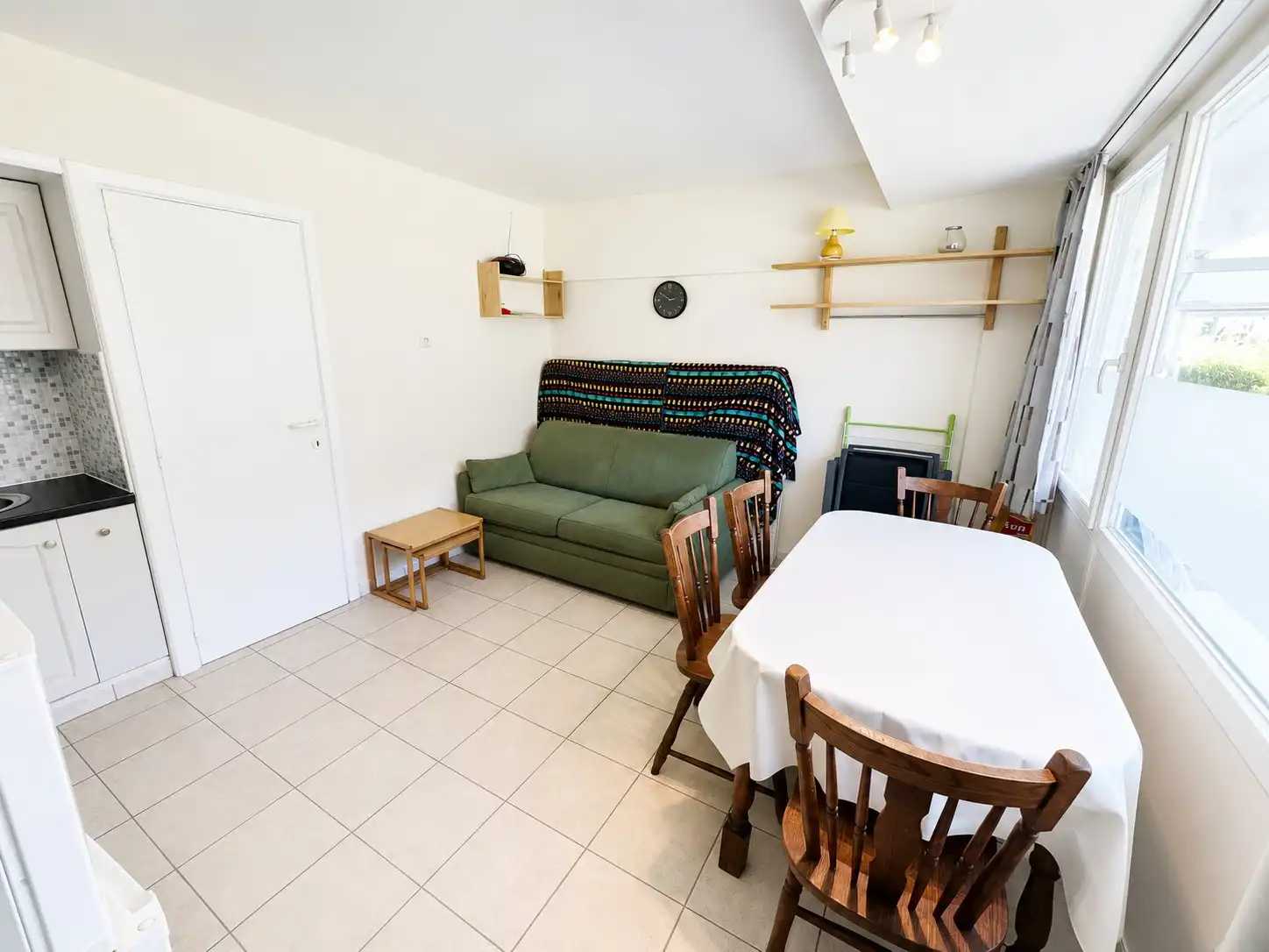 Te koop de Haan: Instapklaar gelijkvloers appartement met zonnig terras in een groene omgeving. foto 5