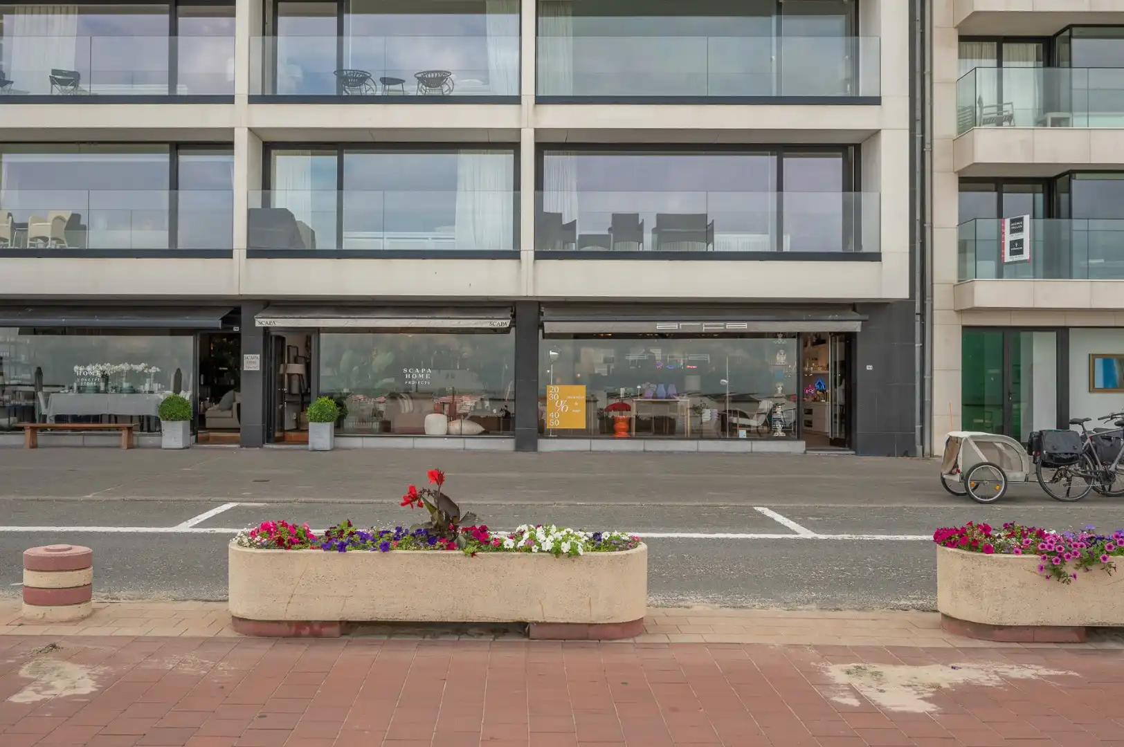 Prachtig Handelspand Gelegen Op De Zeedijk Van Knokke foto {{pictureIndex}}