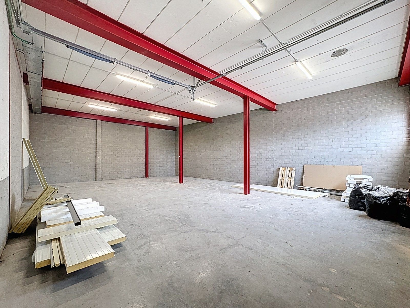 Instapklare OPSLAGRUIMTE (161m²), met hoge sectionaalpoort en 2 private parkeerplaatsen voor de deur. Op industriezone "Herdersbrug" te 8000 Brugge. foto 3