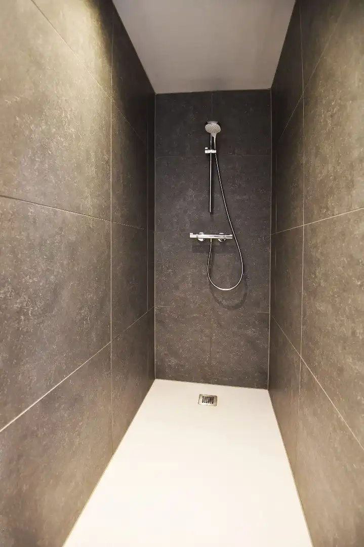 Gerenoveerde open bebouwing met 3 slaapkamers, terras en garage foto 7