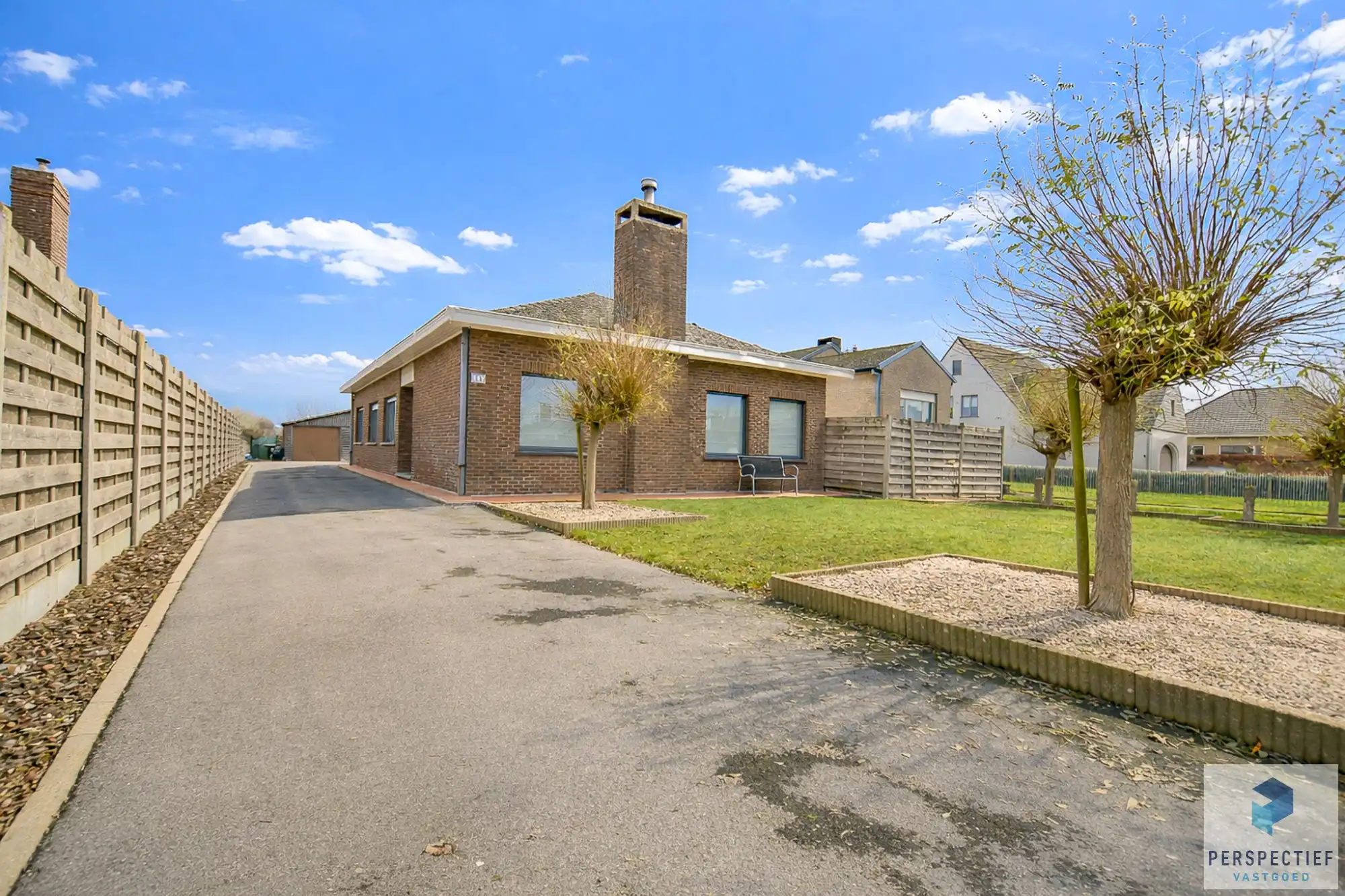 Hoofdfoto van de publicatie: UITSTEKEND GELEGEN GELIJKVLOERSE WONING met 4 slaapkamers en tuin